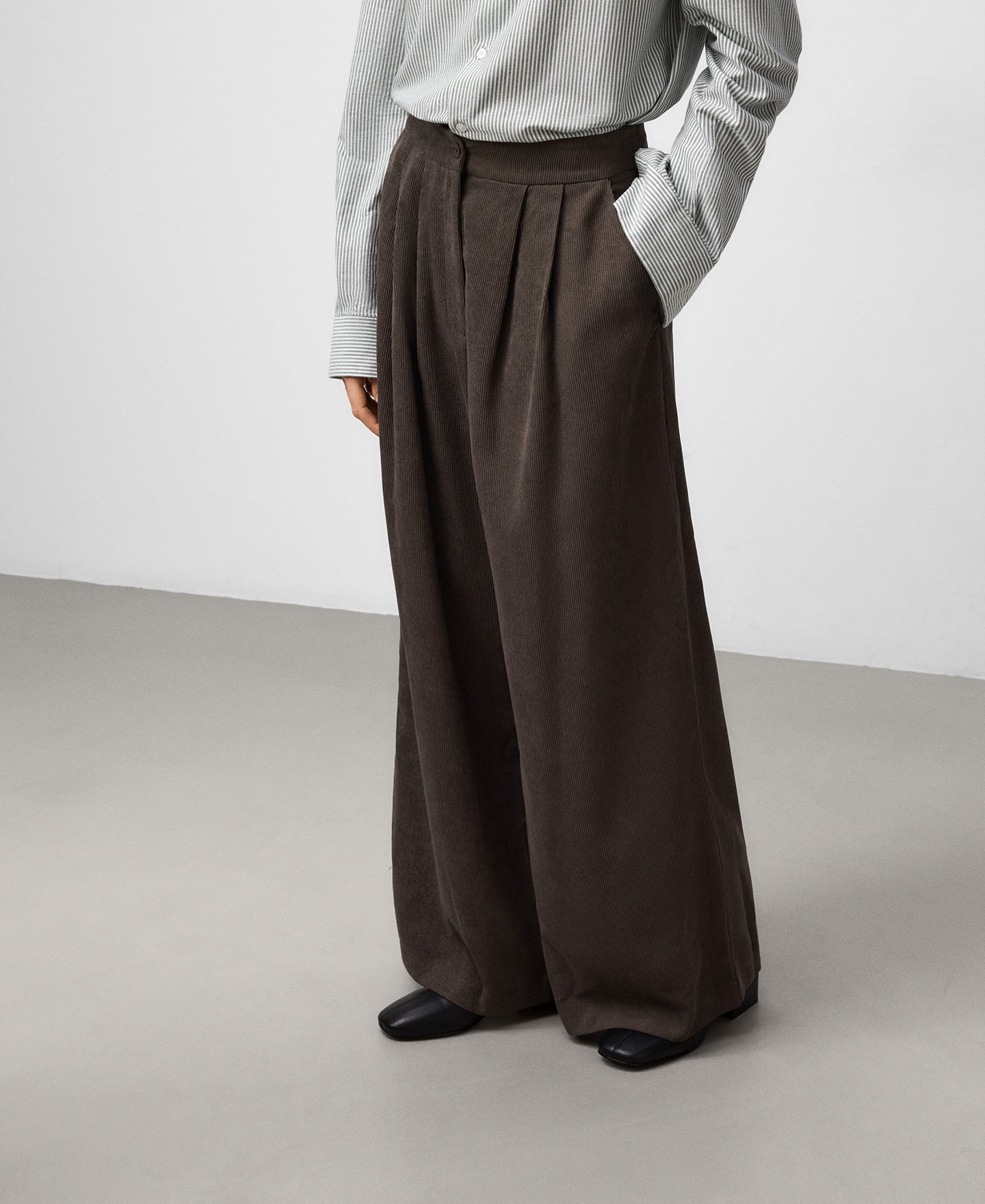 Corduroy wide-leg trousers woman image number 0