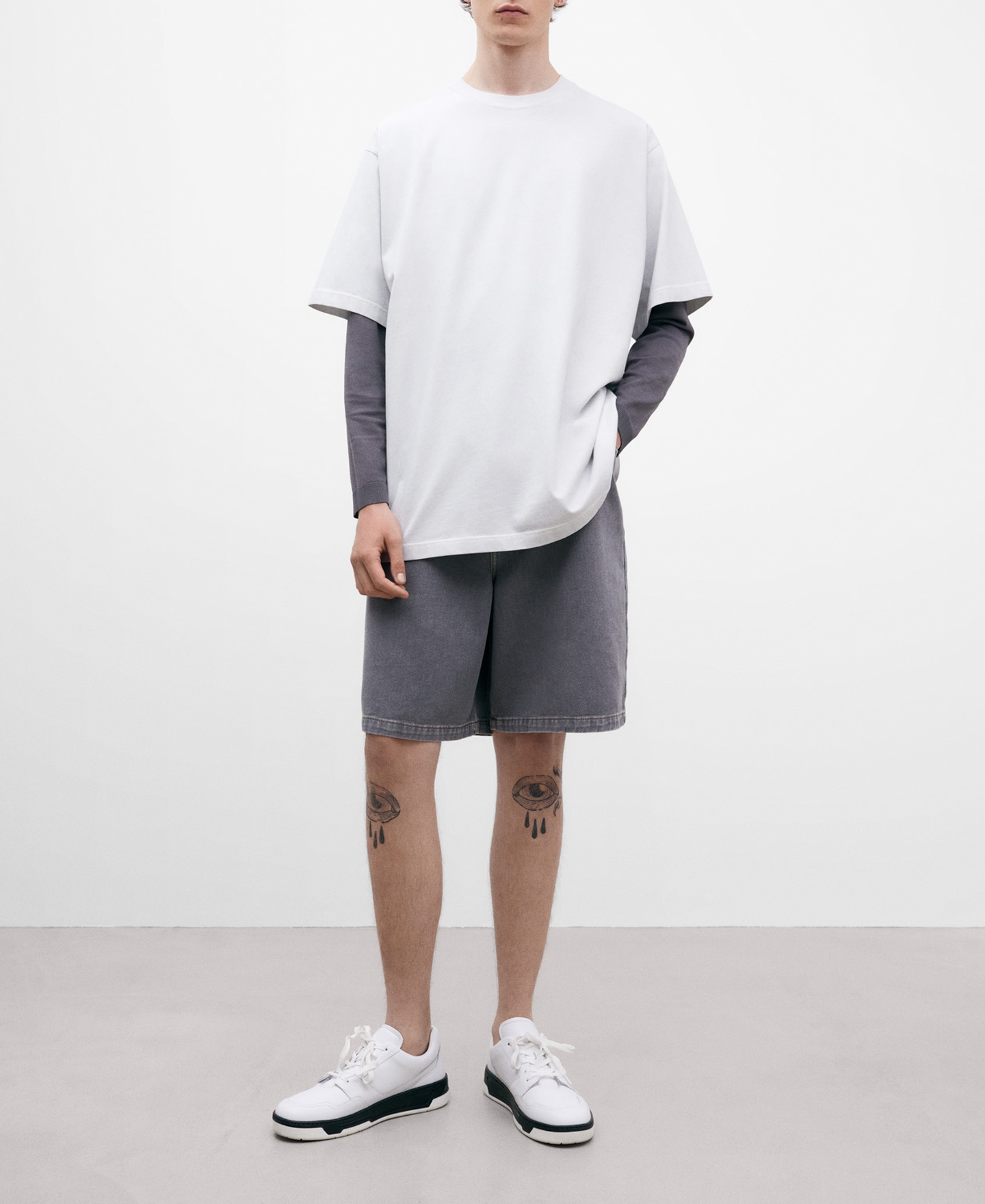 Grey denim Bermuda shorts for men image number 1