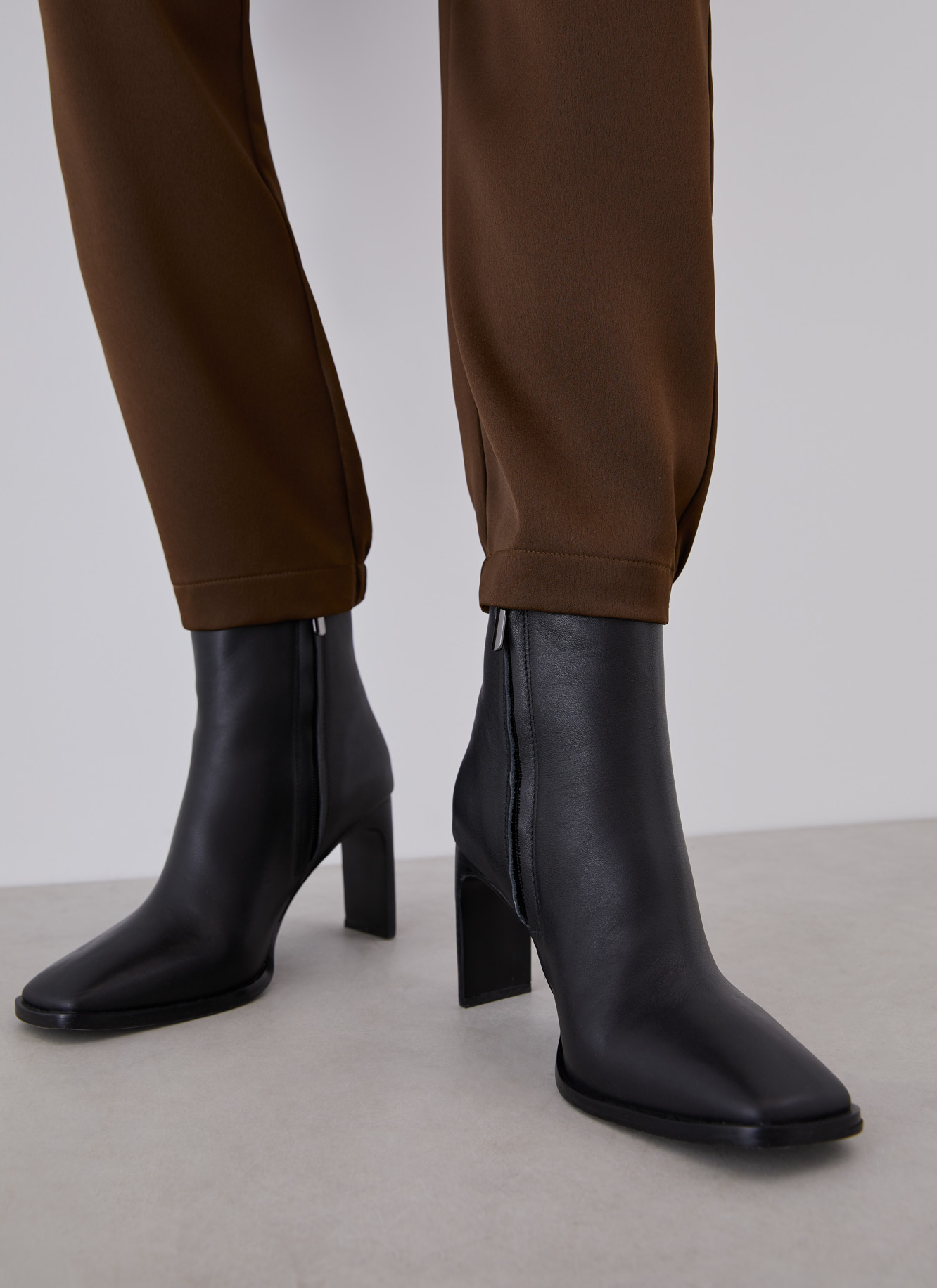Leather ankle boots with high heel image number 3