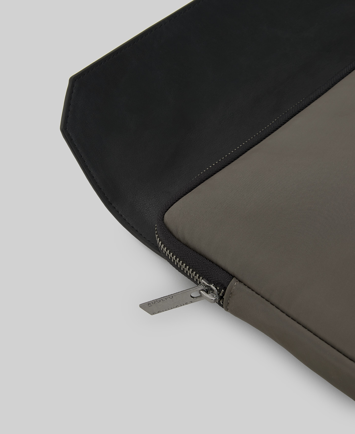 Funda port&aacute;til bicolor solapa hombre image number 1