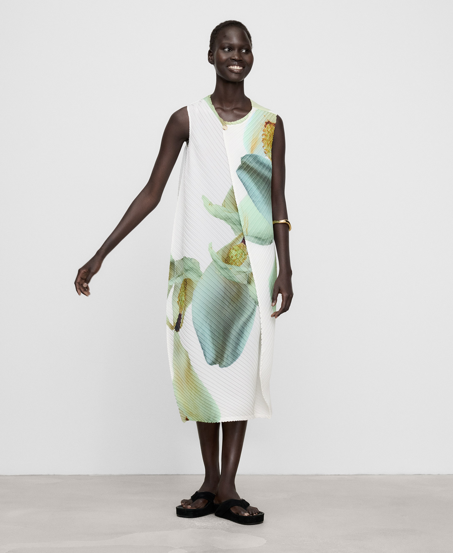 Printed crinkle midi dress image number 4