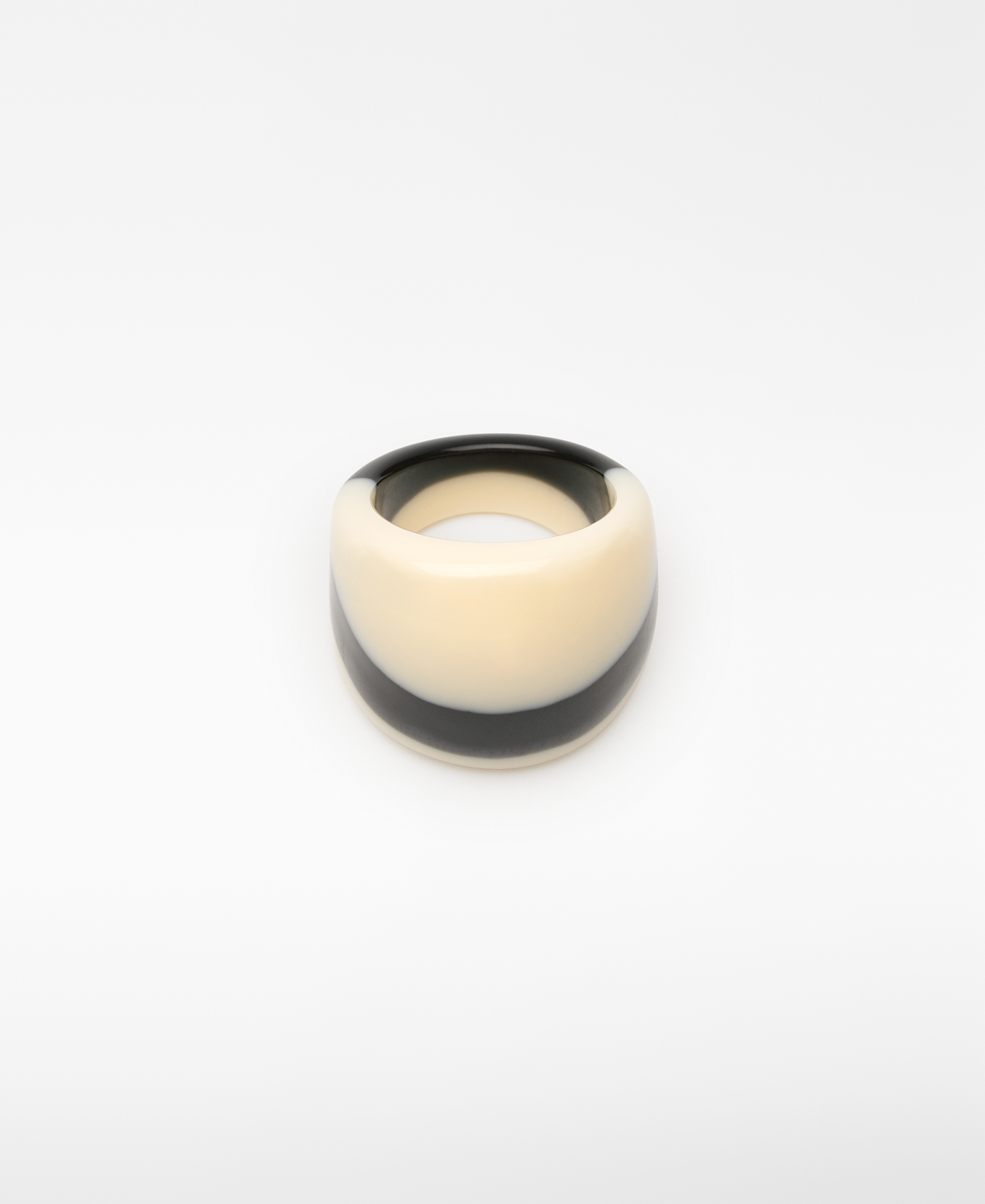 Zweifarbiger Ring aus Kunstharz image number 0