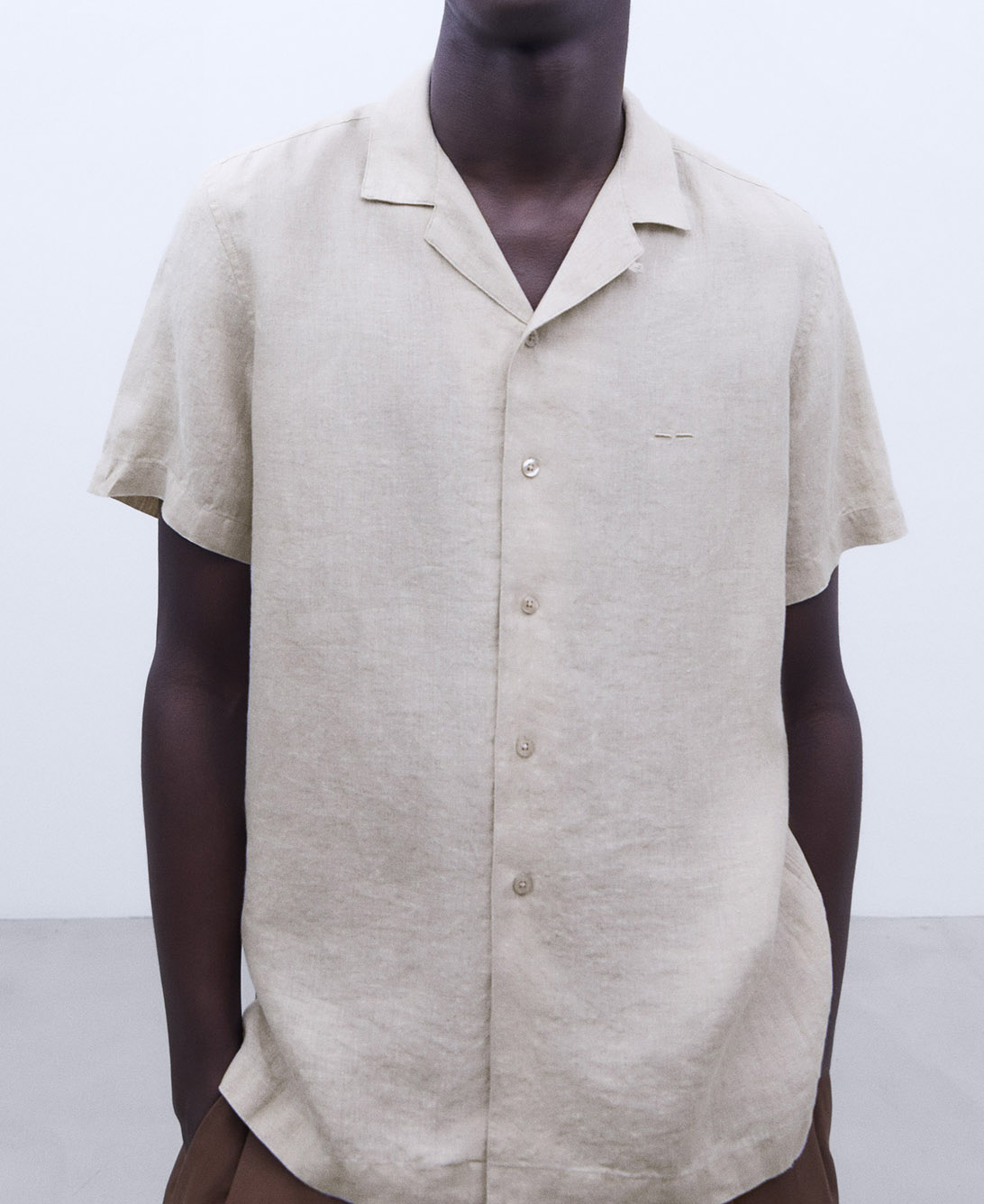 Camisa cuello bowling en lino image number 0