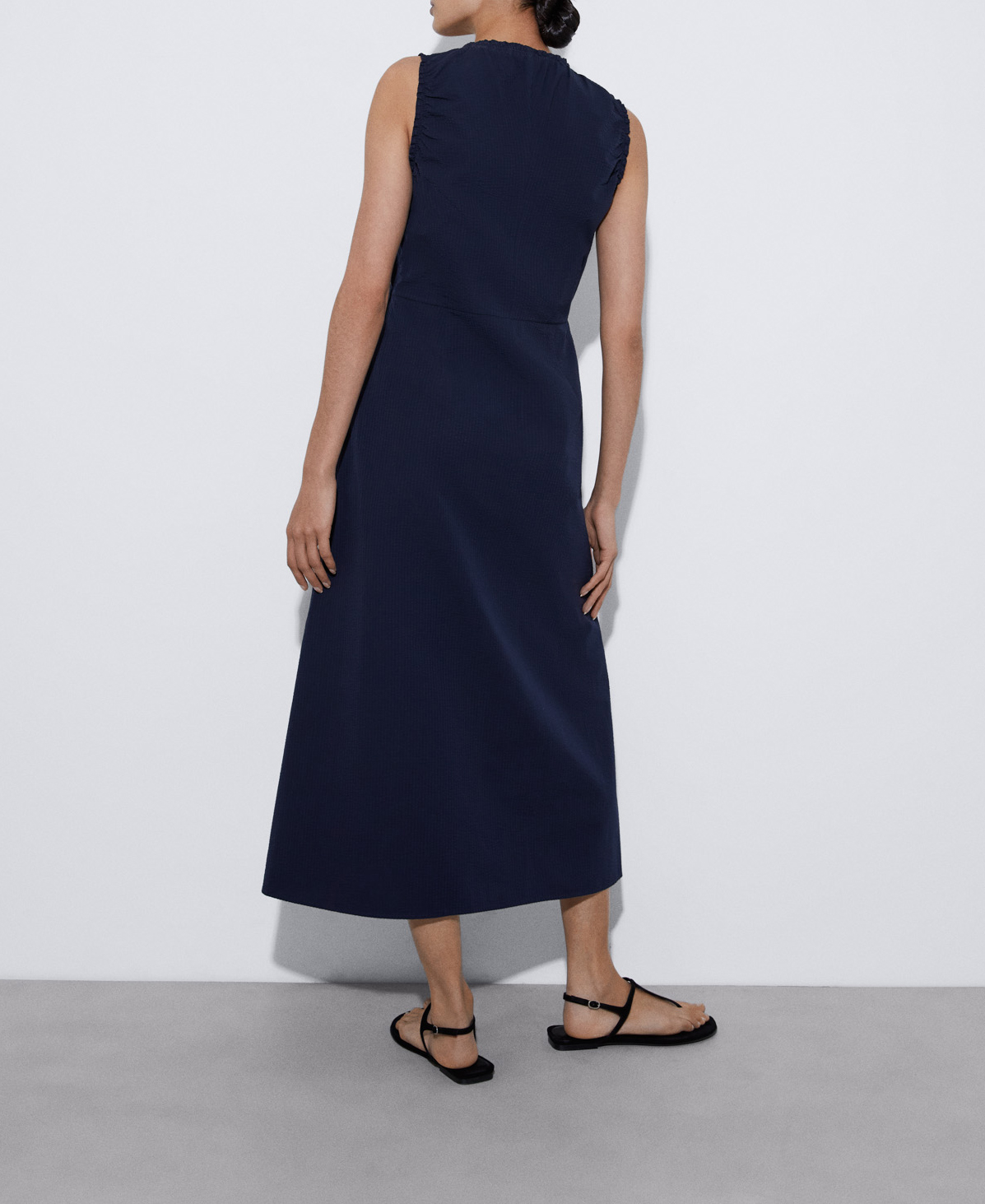 Seersucker dress with gathered neckline image number 2