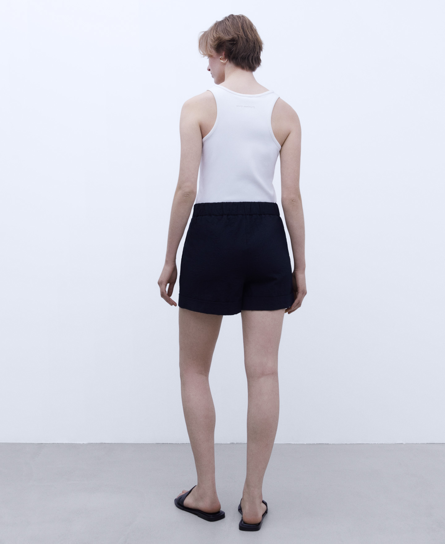 Bermuda short hem image number 2