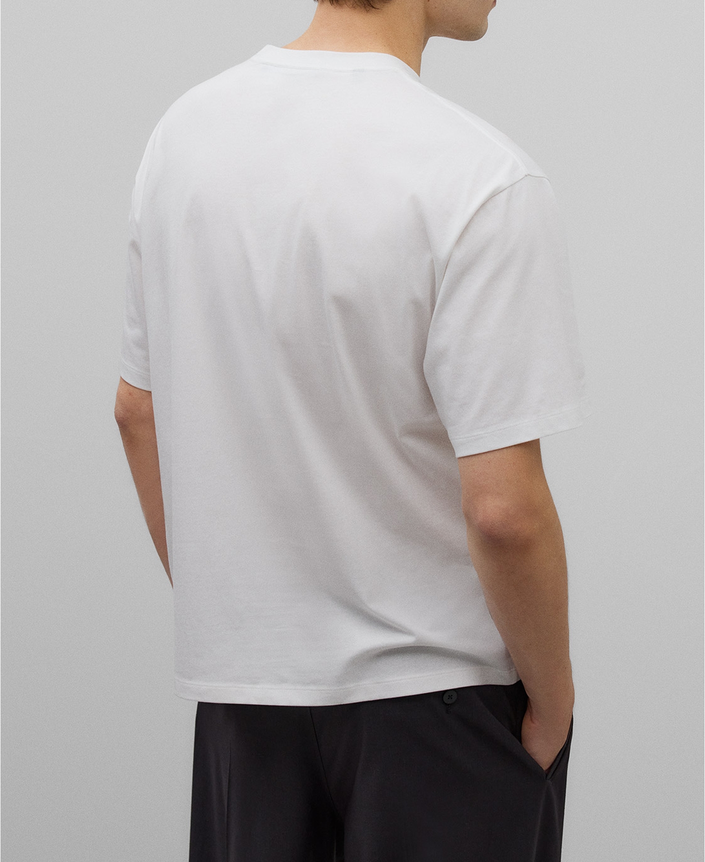White T-shirt with contrasting logo man image number 2