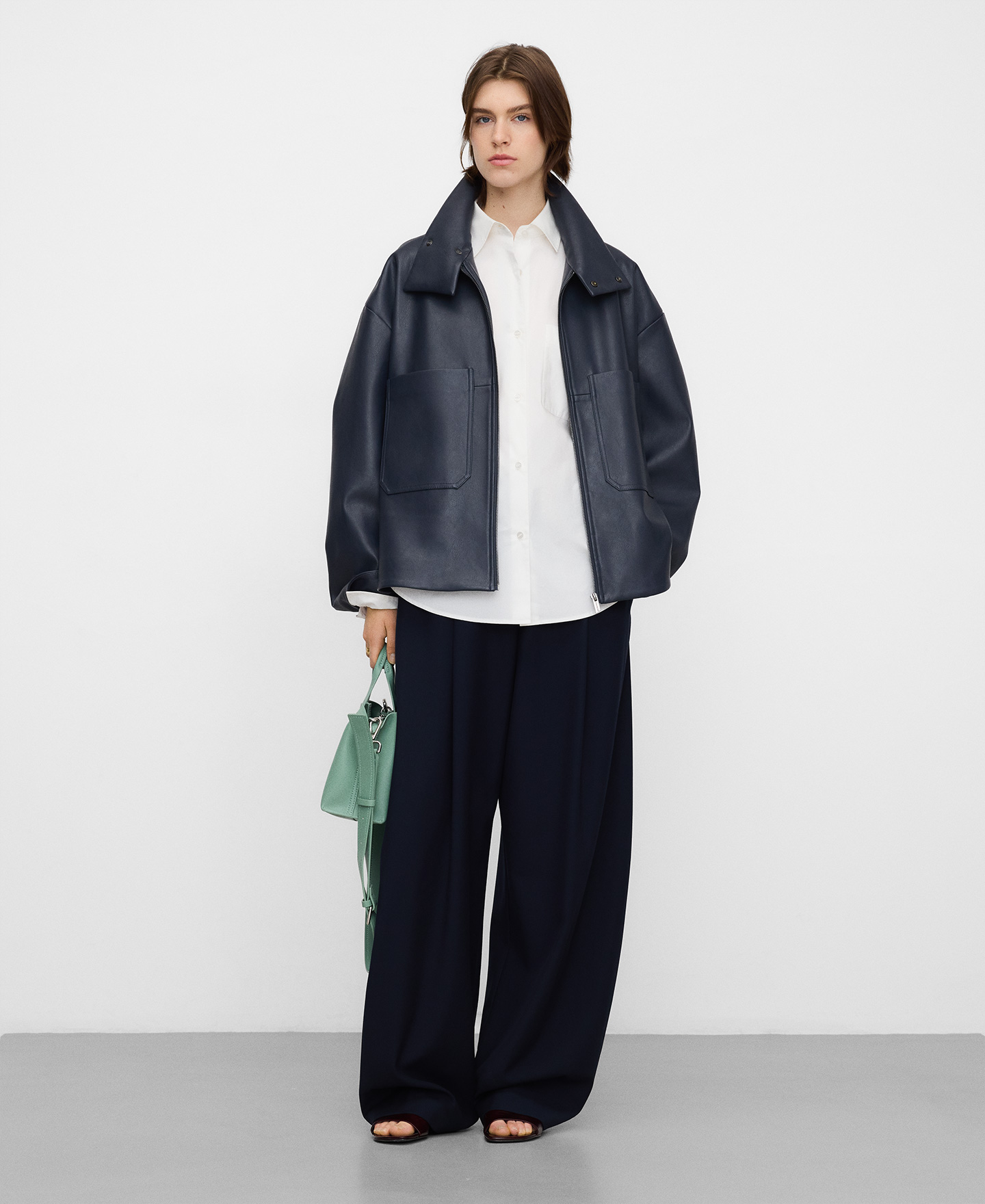 Cal&ccedil;as plissadas com corte largo image number 1