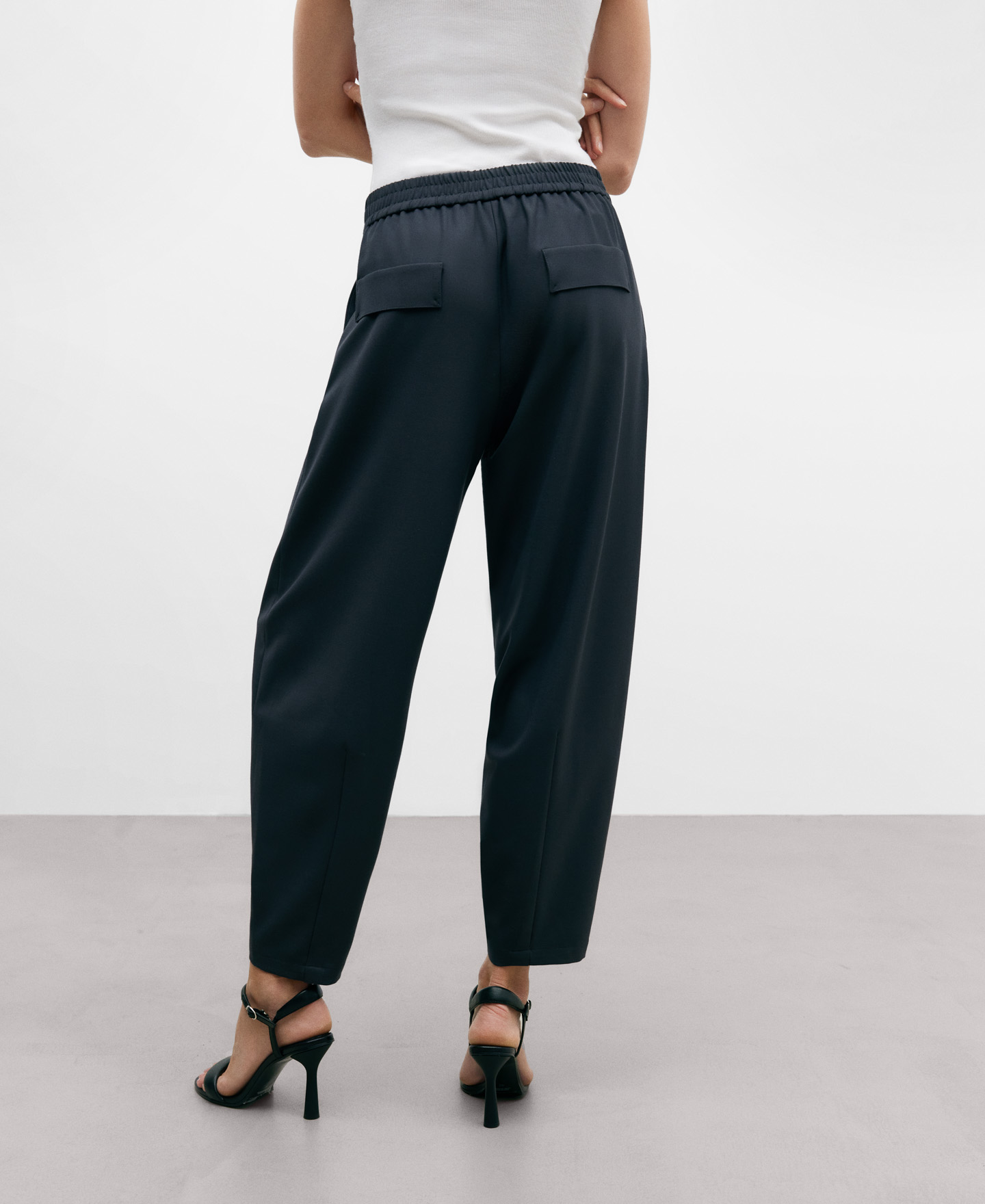 Grey jogger trousers woman image number 2