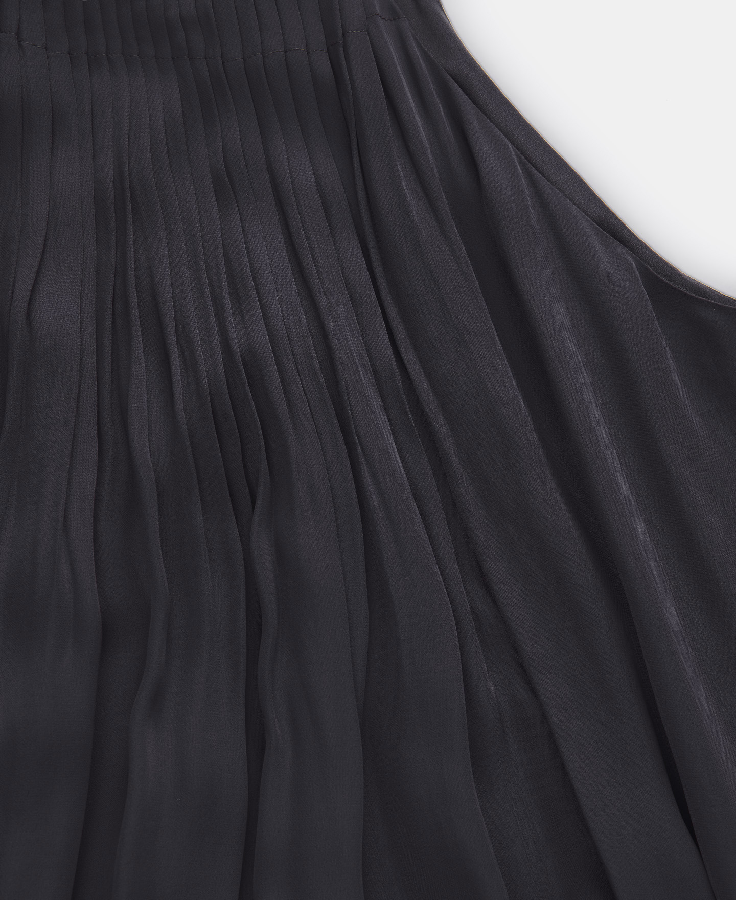 Long pleated dress with halter neckline image number 6
