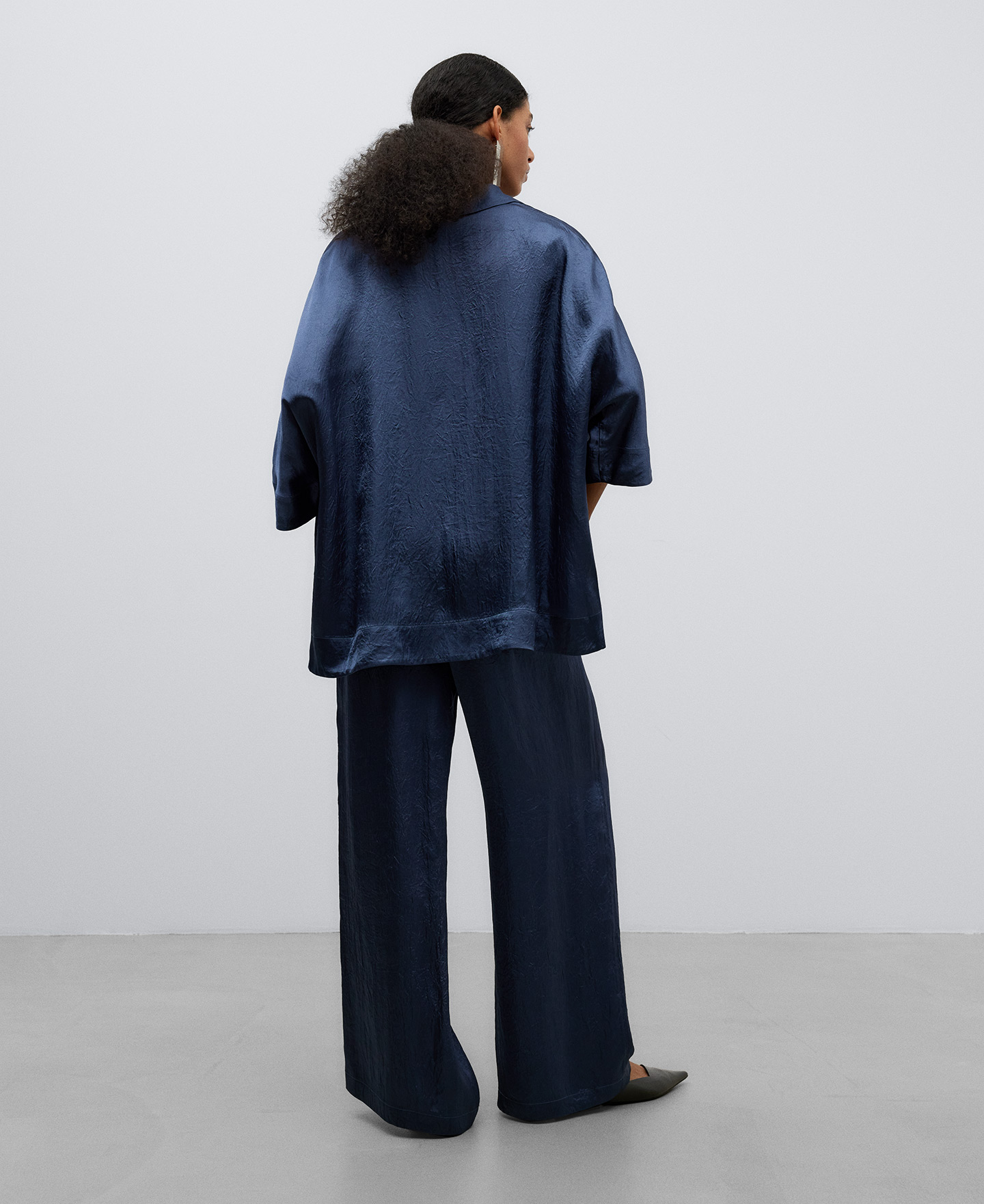 Camisa cuello pico azul mujer image number 2