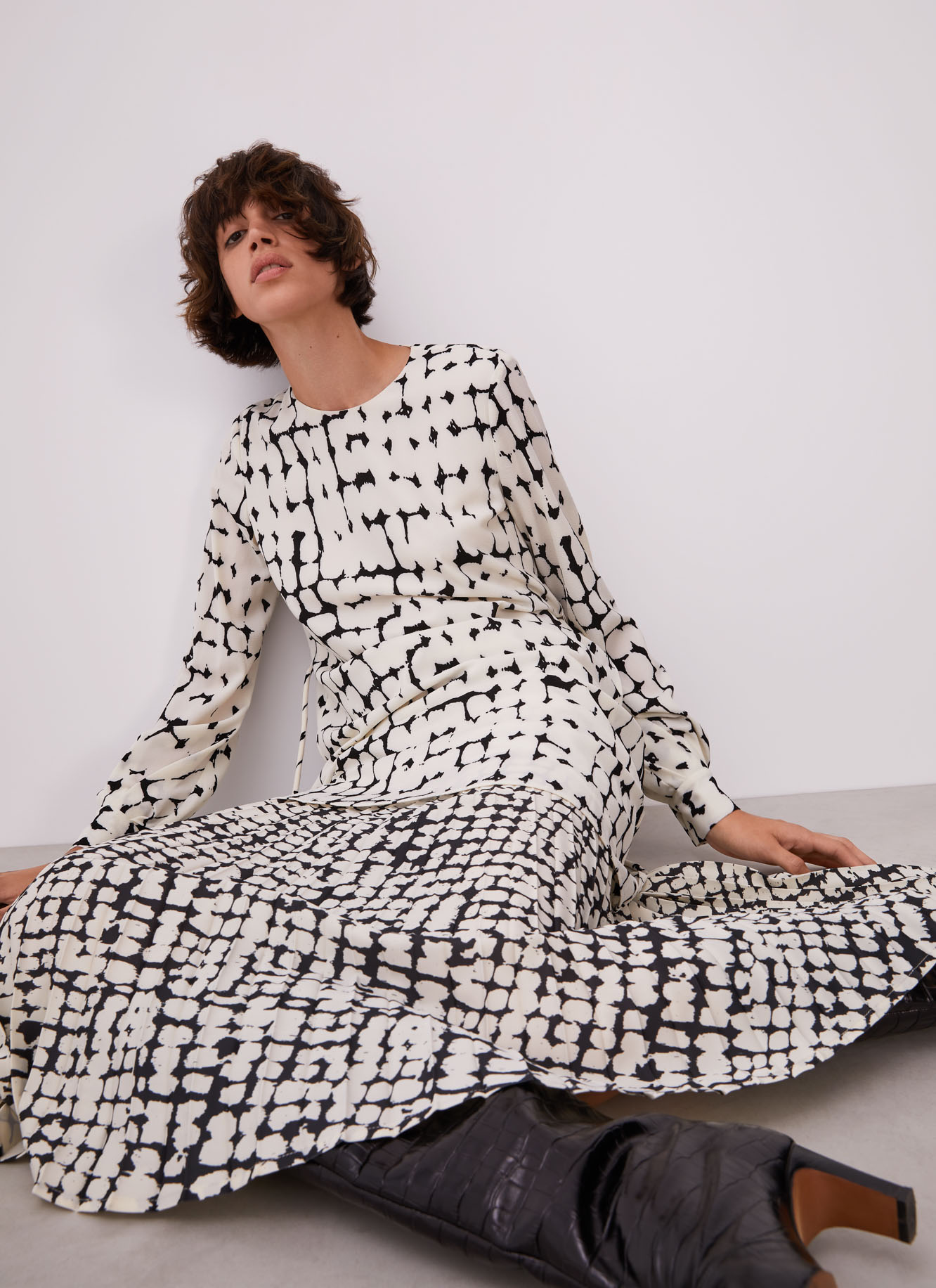 Mini dress with signature print image number 4