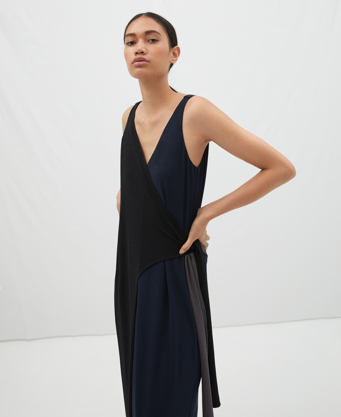 Circular pattern dress with buckle image number 0