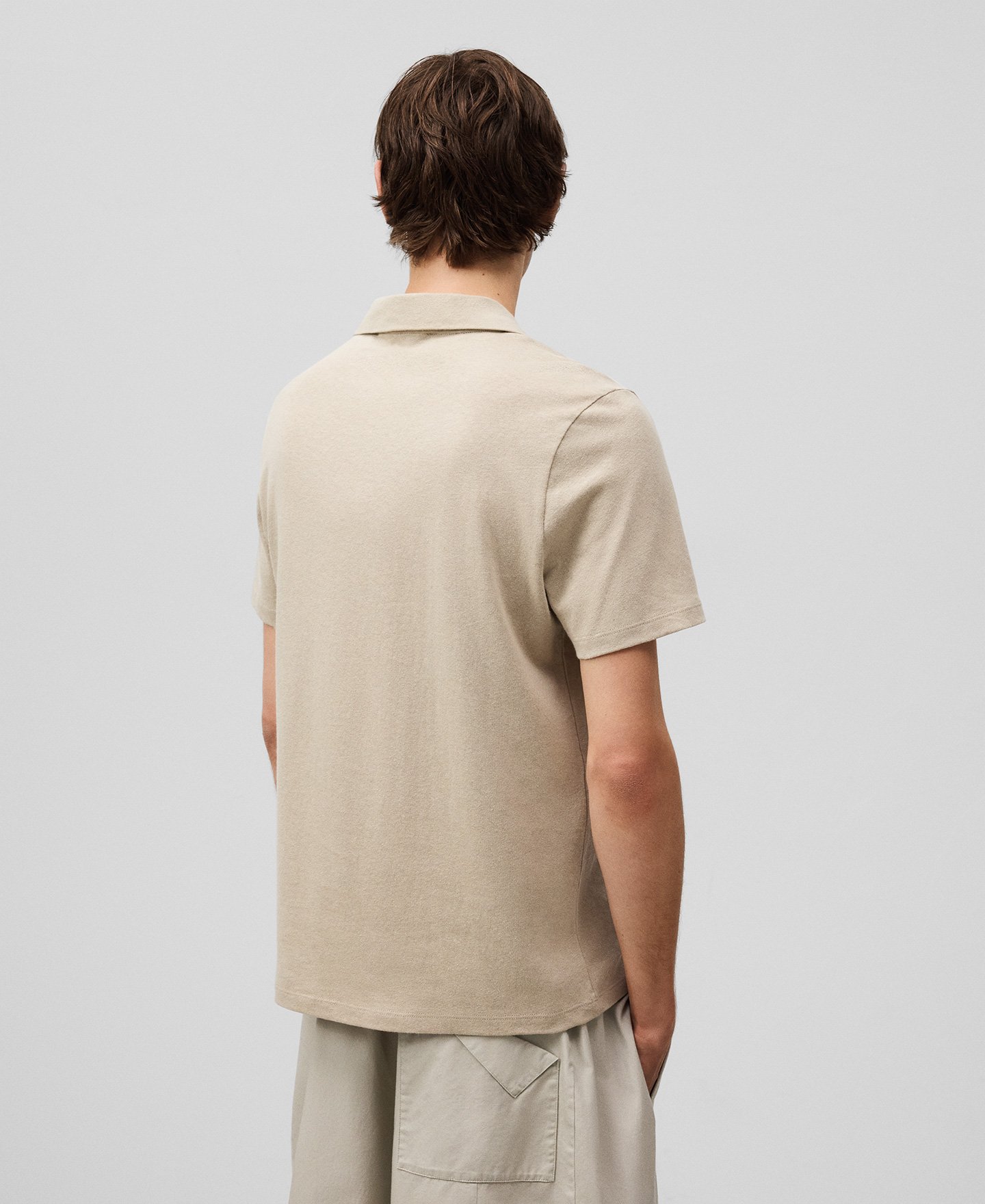 European linen blend V-neck polo man image number 2