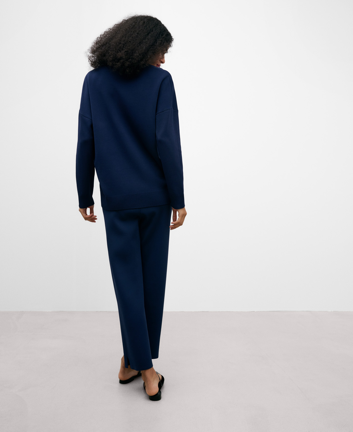 Jersey básico escote pico image number 2