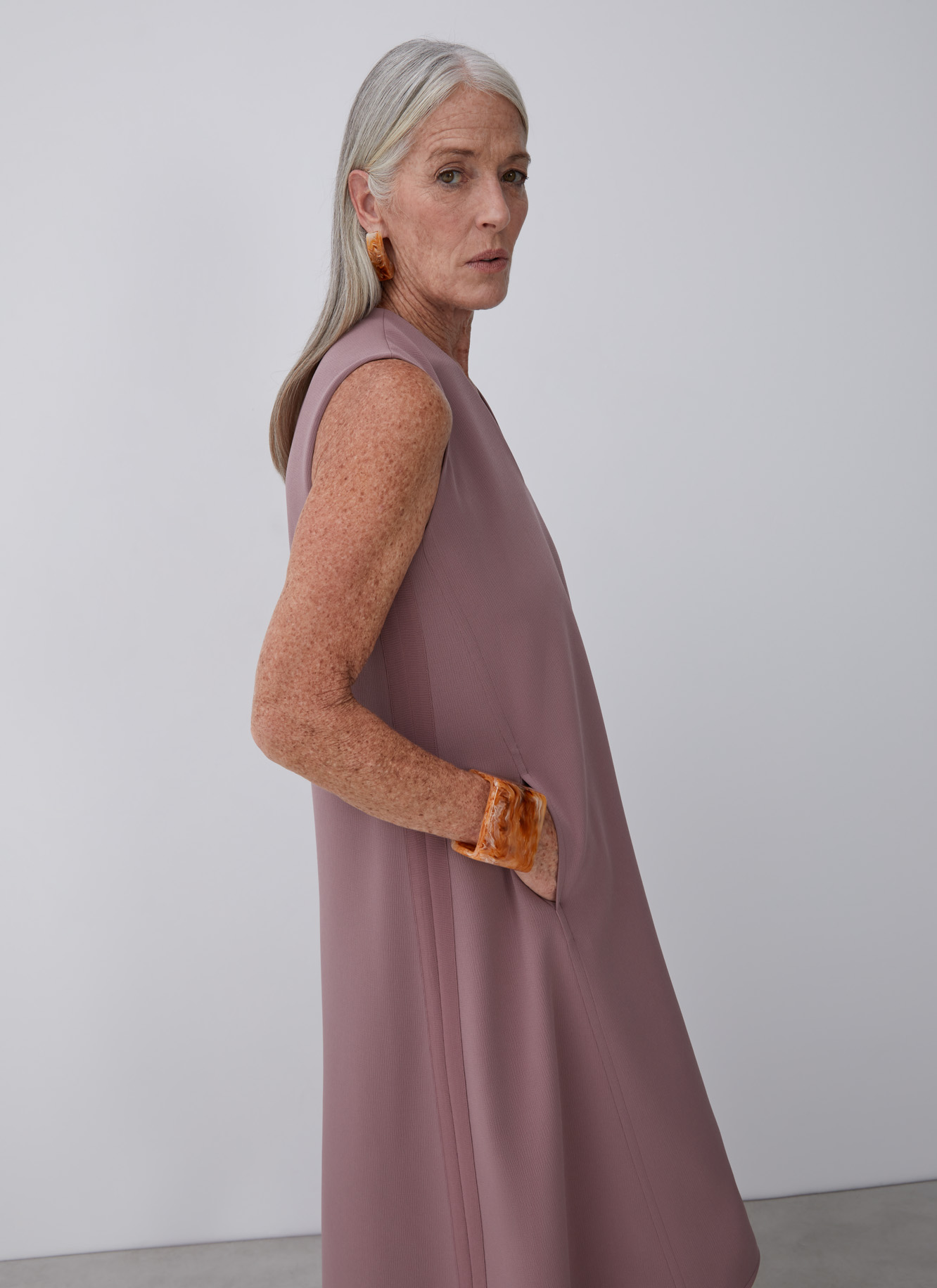 Sleeveless evase dress image number 3