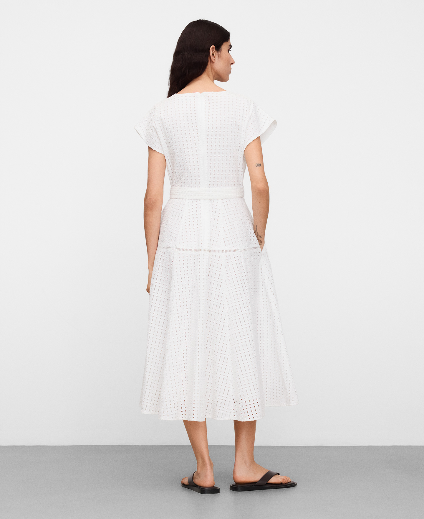 Vestido bordado ingl&eacute;s escote pico image number 2