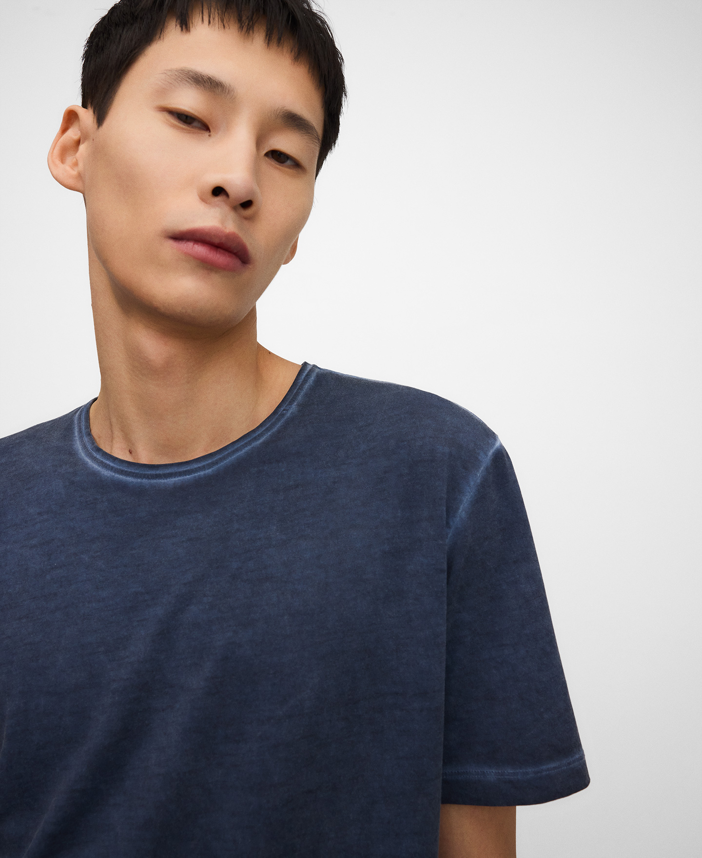 Camiseta regular fit com efeito desgastado image number 3