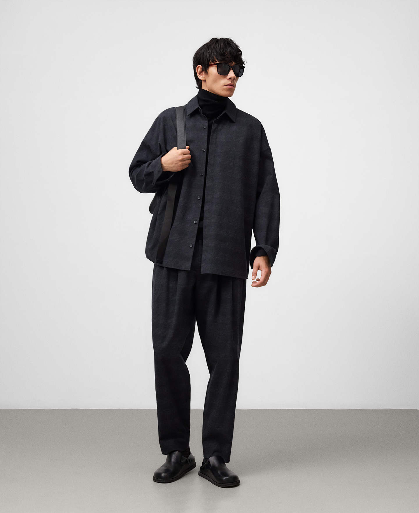 Relaxed fit checkered trousers man image number 1