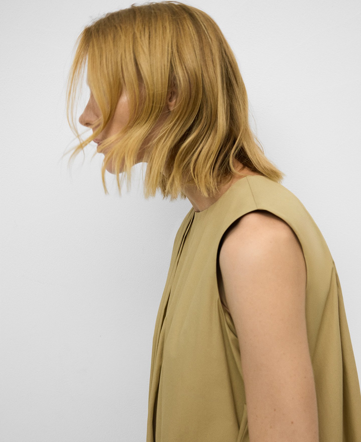 Pleated dress with chain detail woman image number 3