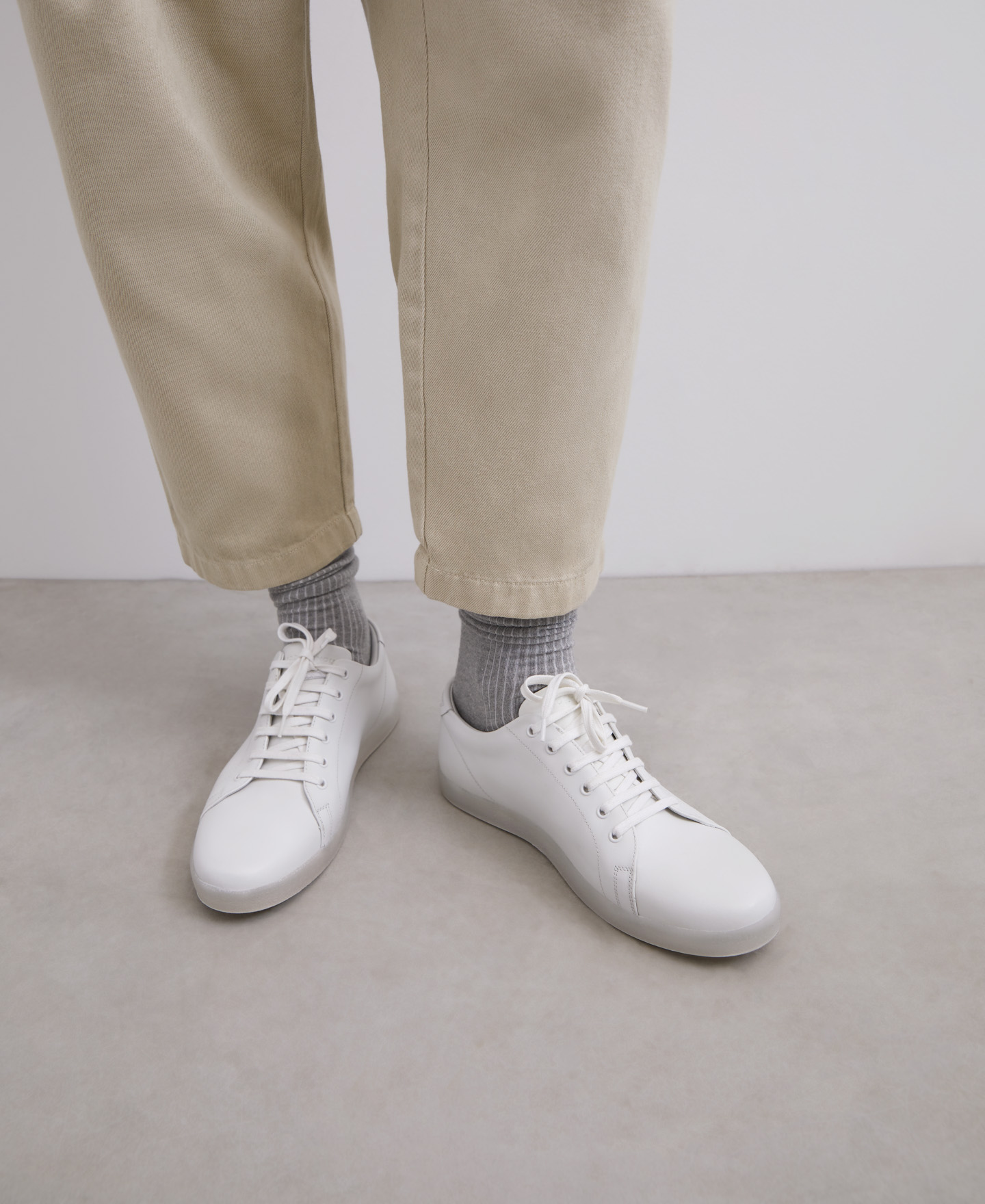 White basic leather sneaker image number 3