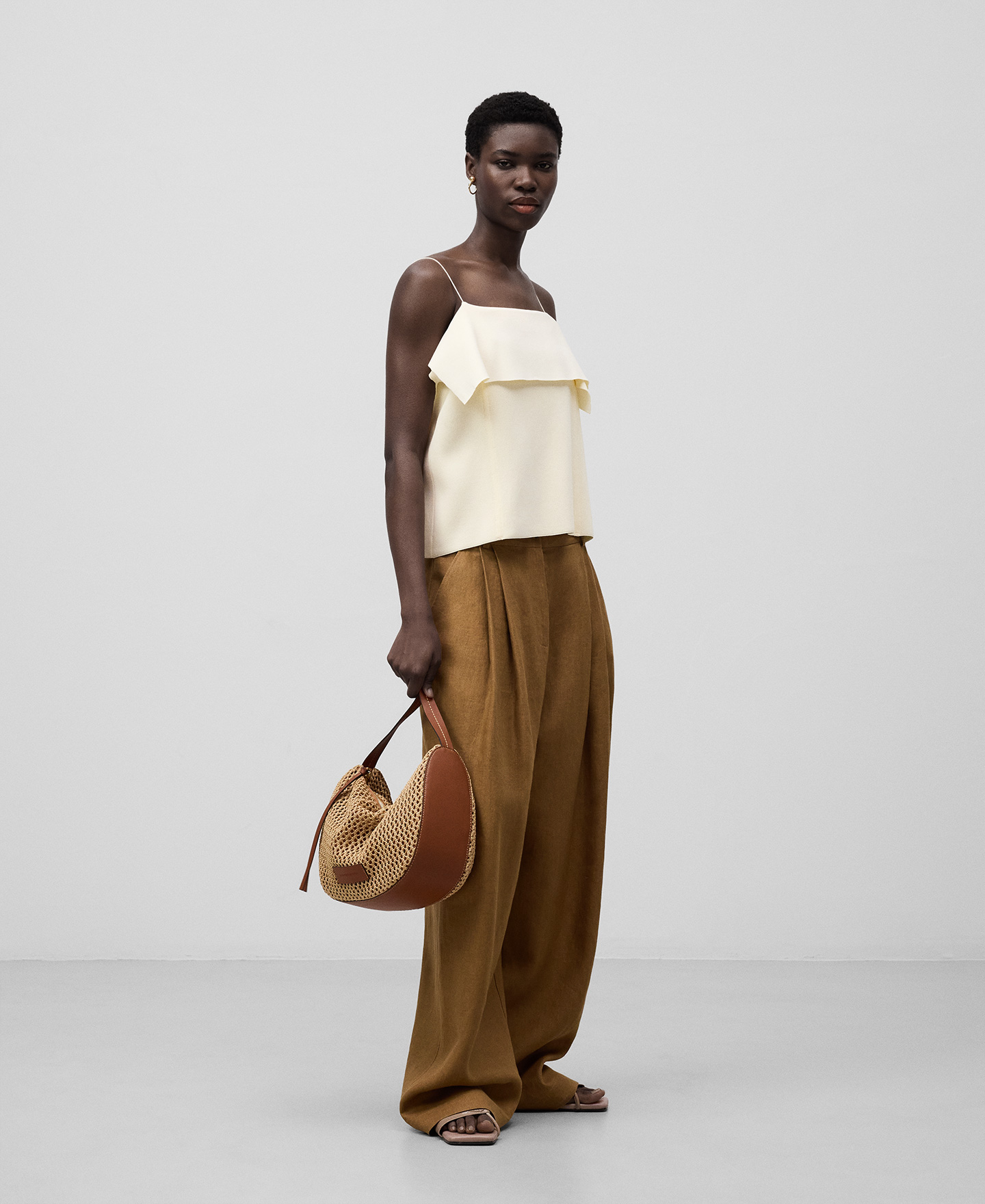 Raffia-textured mini bowling bag woman image number 4