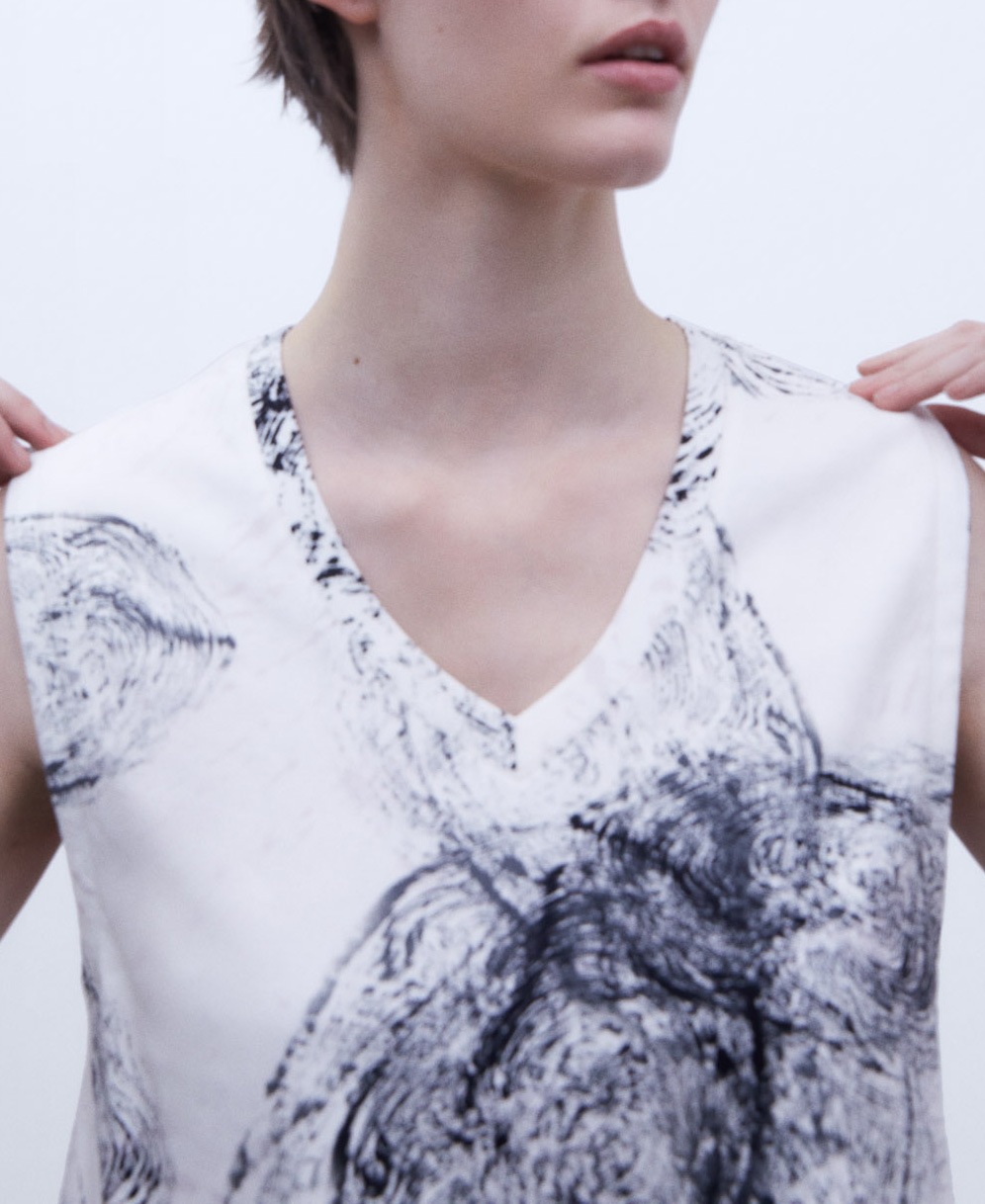 Sleeveless V-neck blouse image number 3