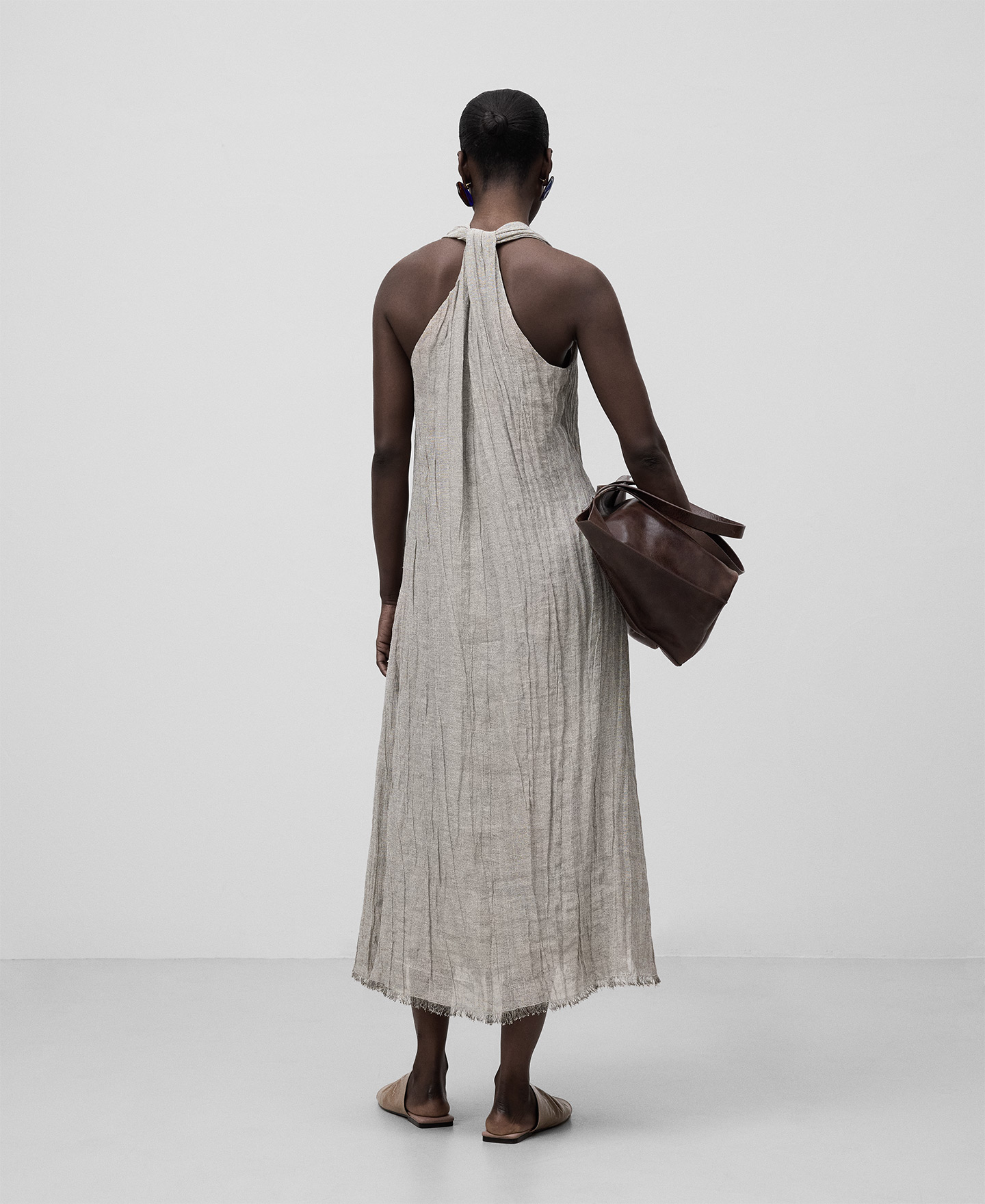 Vestido largo lino escote pico mujer image number 2