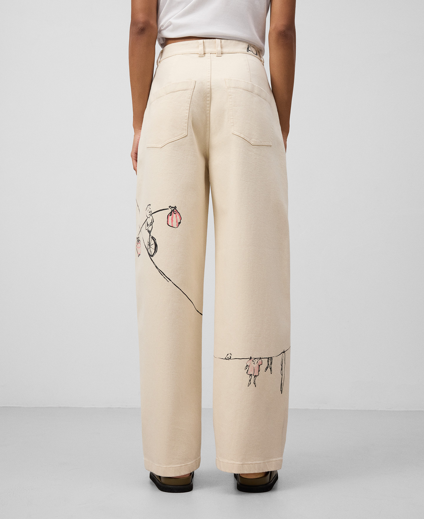 Pantal&oacute;n barrel fit estampado mujer image number 2