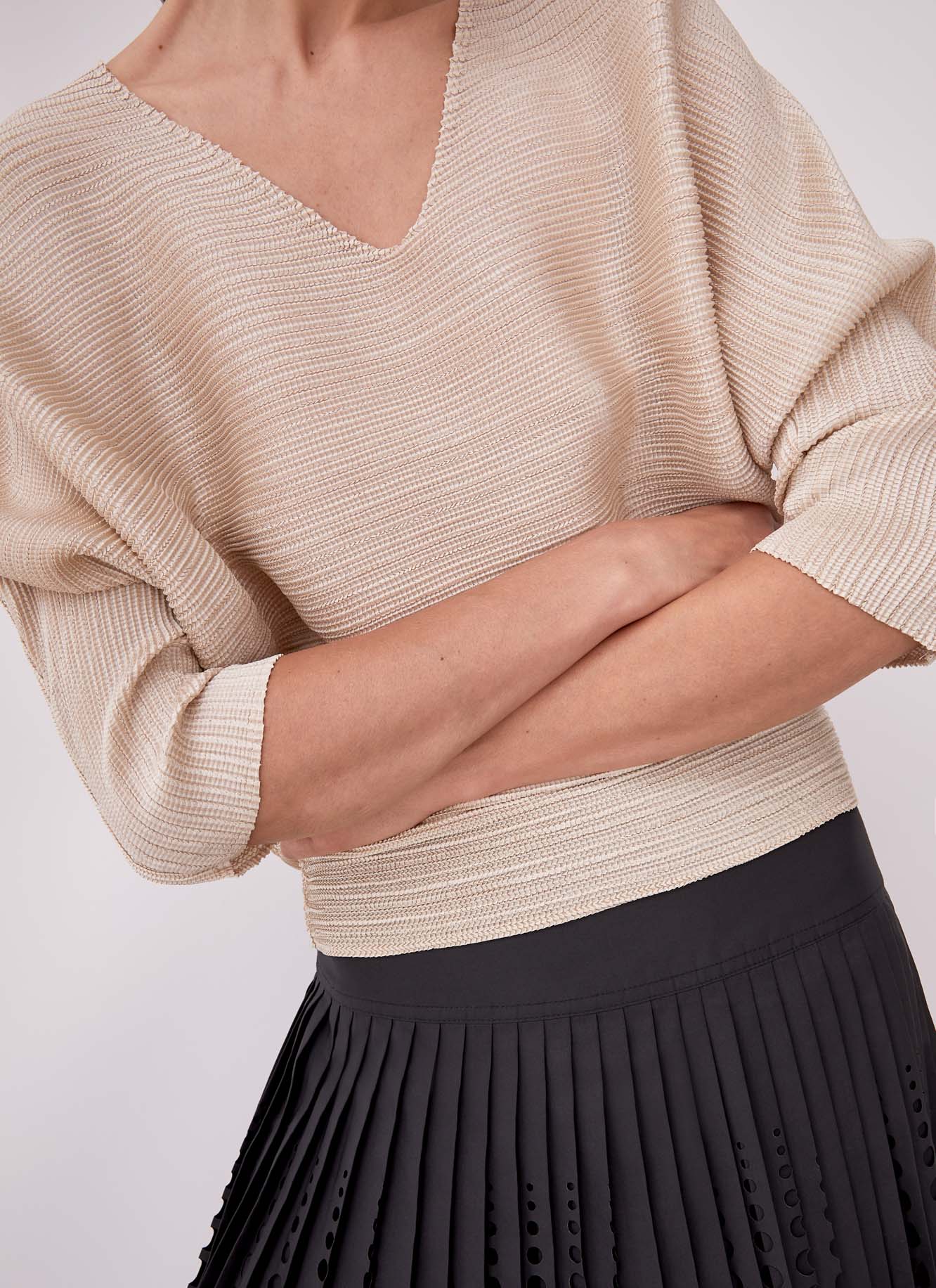 Crinkle sweatshirt with v-neckline image number 1
