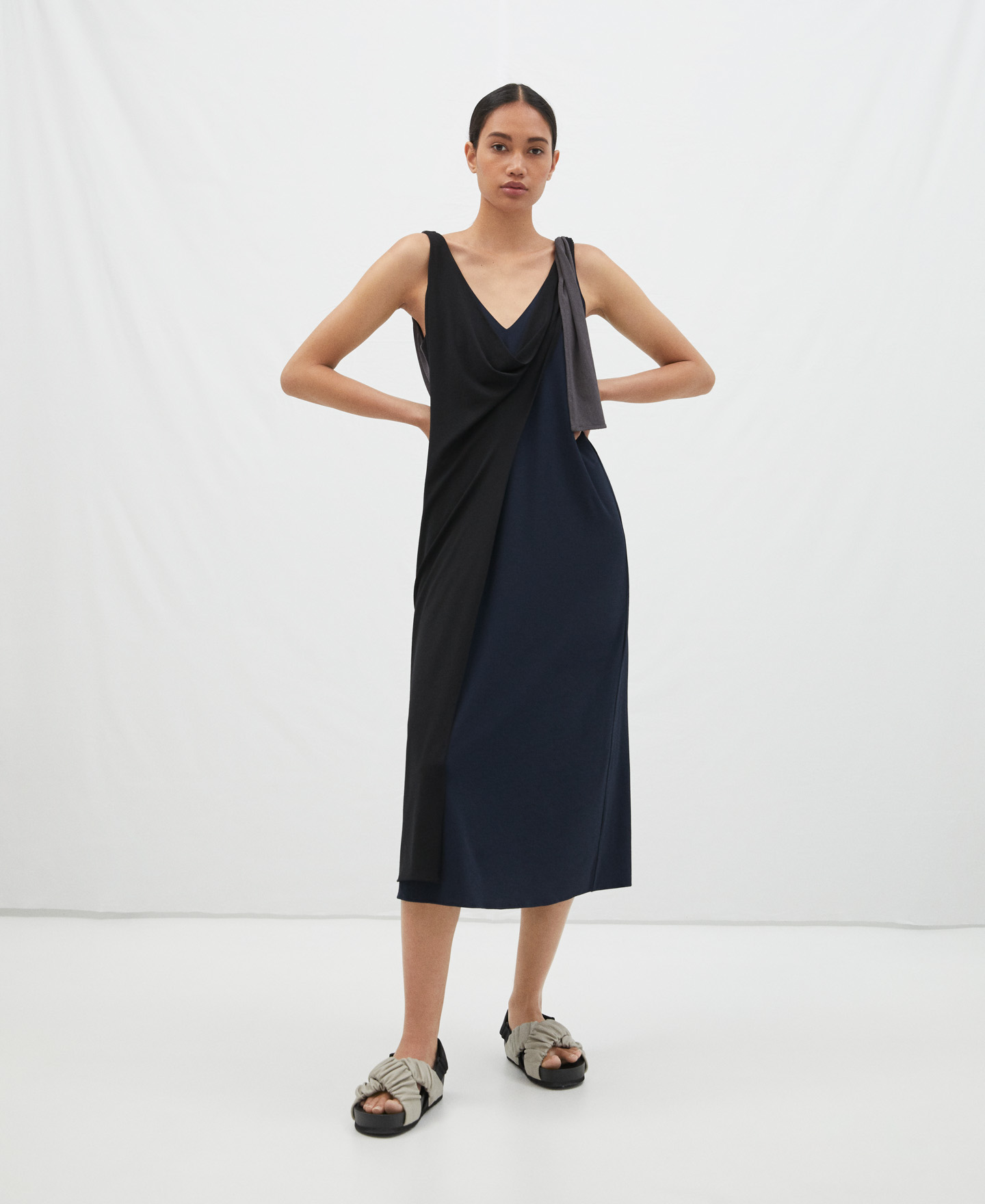 Circular pattern dress with buckle image number 1