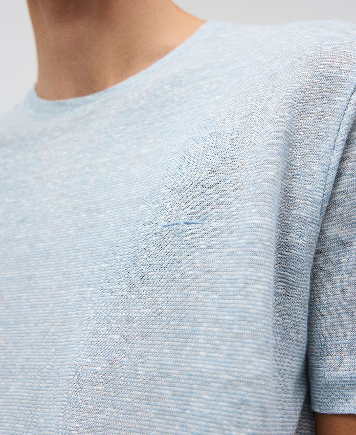 European linen structured T-shirt man image number 3