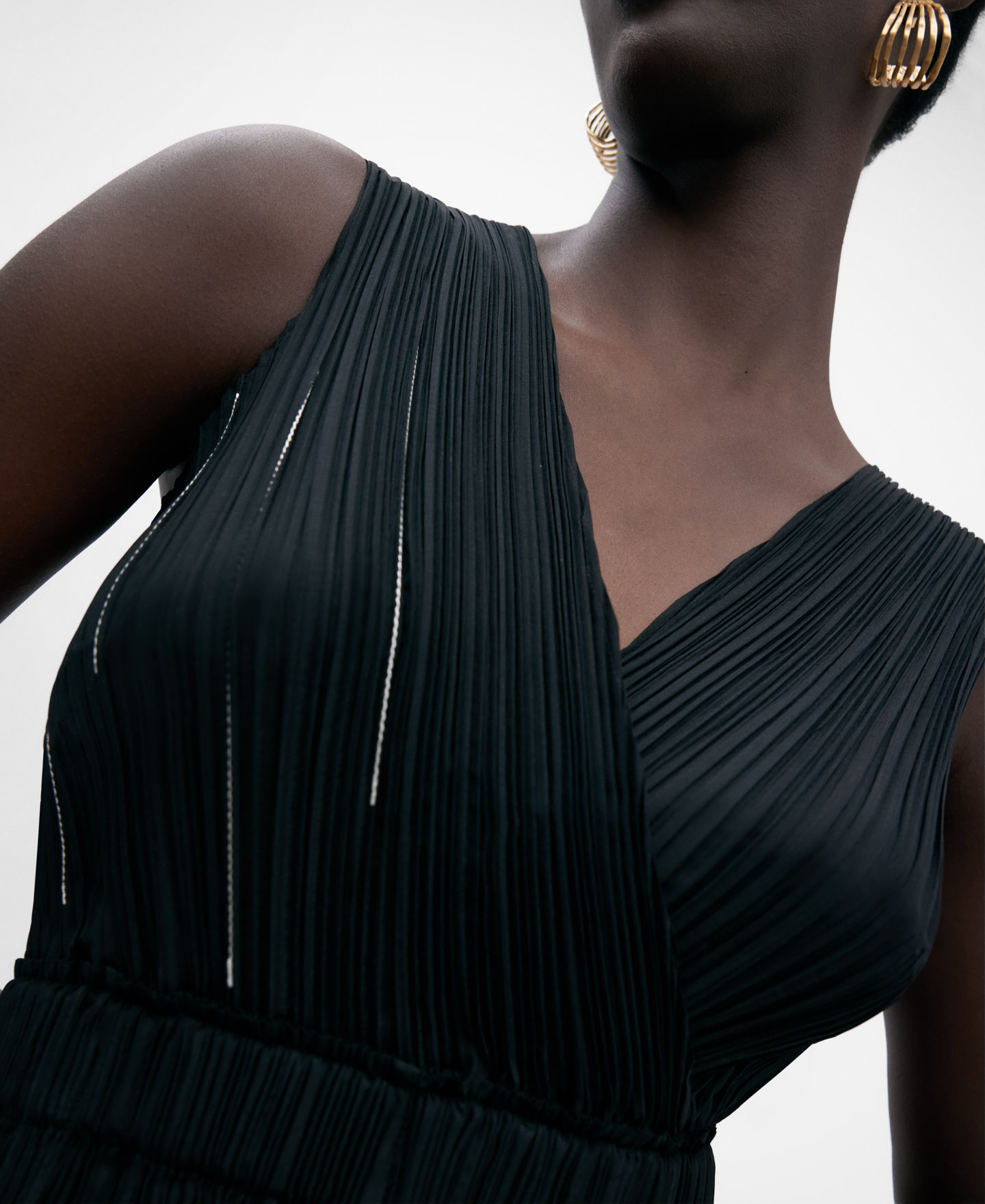 Mono pespuntes en crinkle negro mujer image number 4