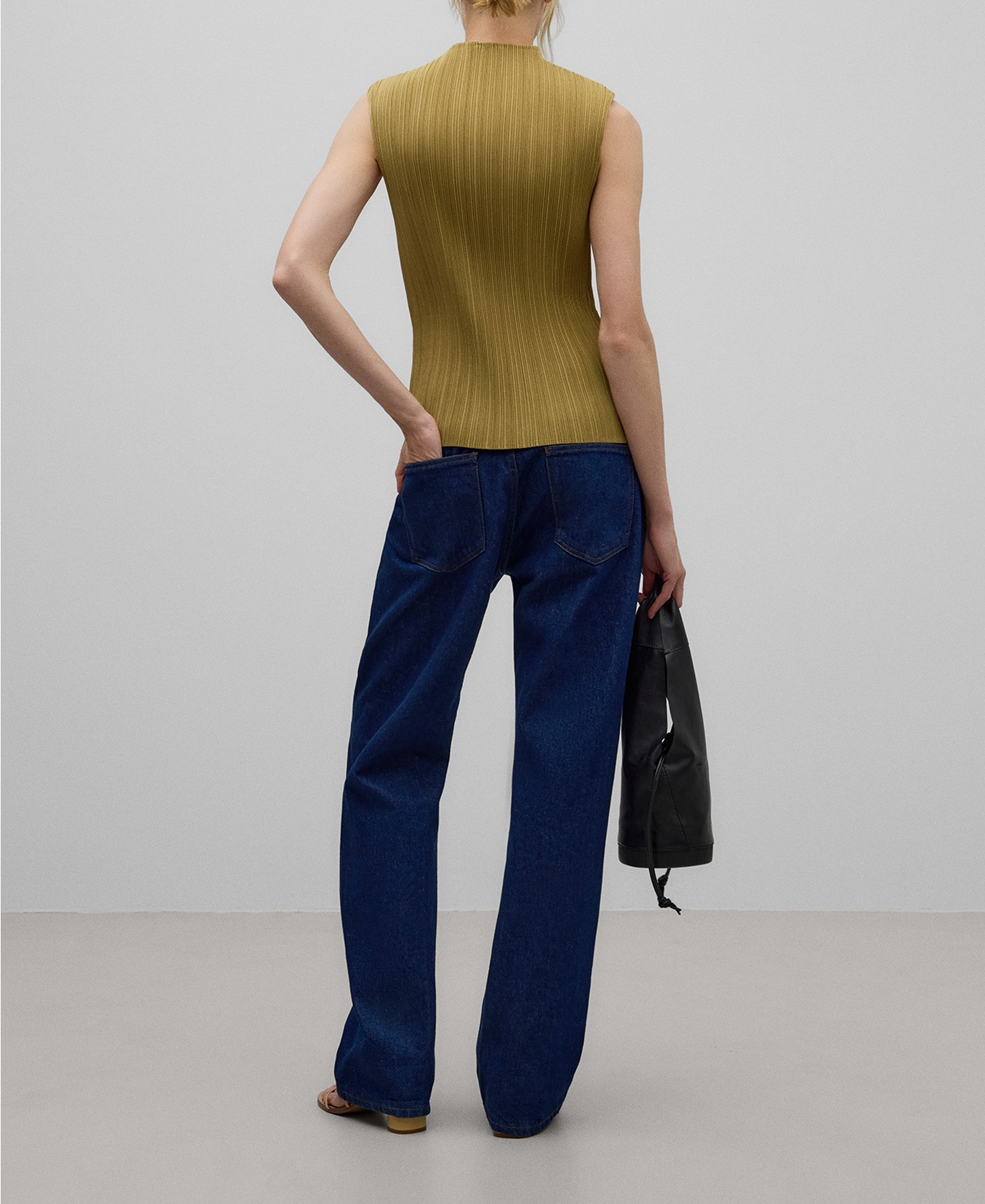 Sleeveless crinkle top woman image number 2