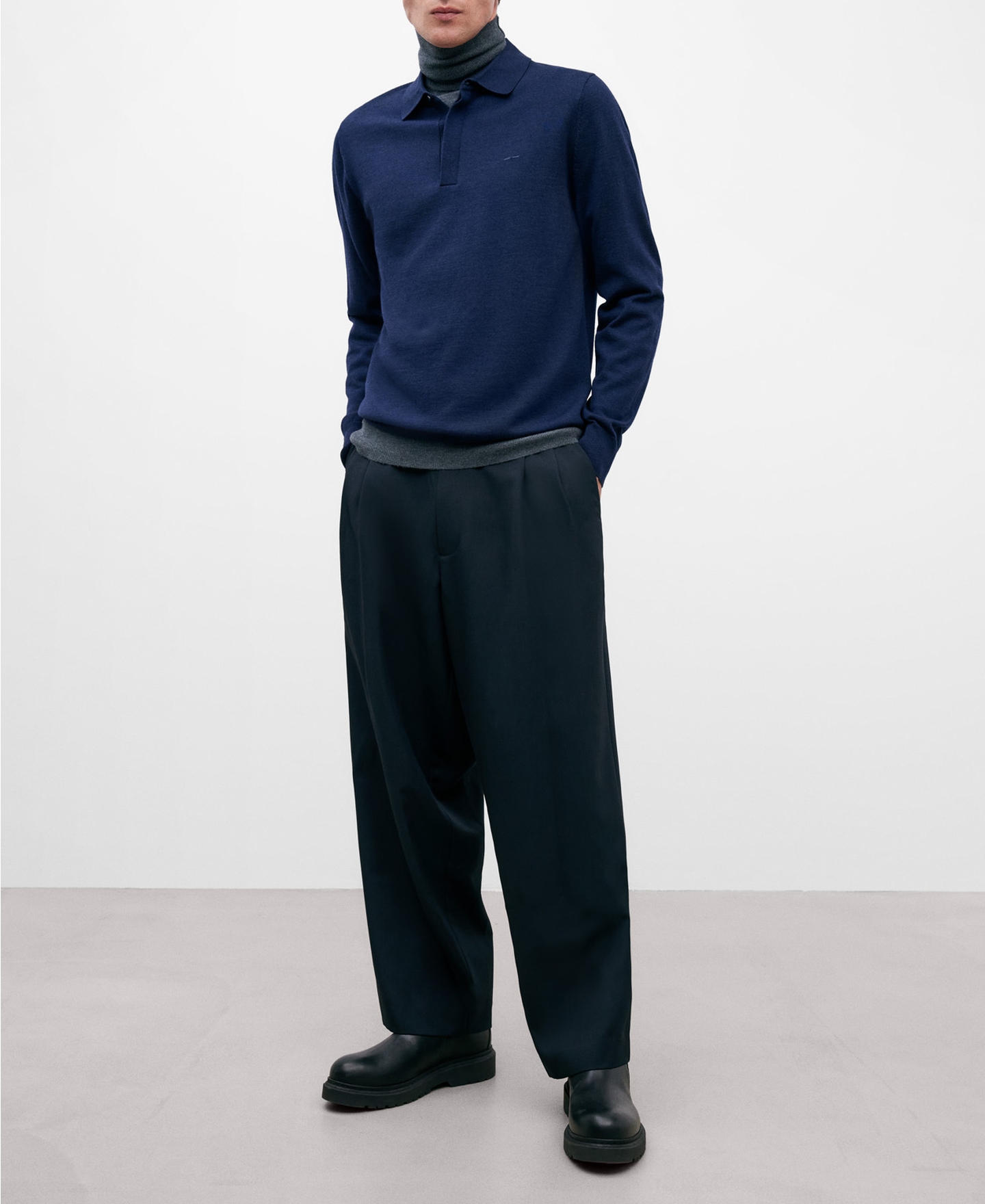 Polo lana merino azul marino para hombre image number 1