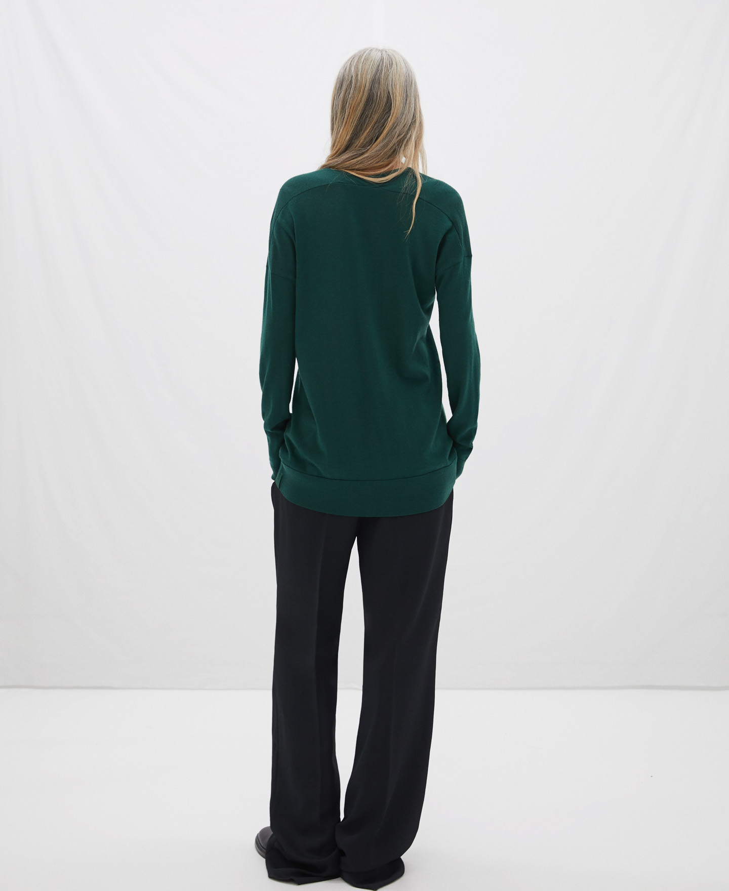 Jersey cuello pico en lana merino image number 2