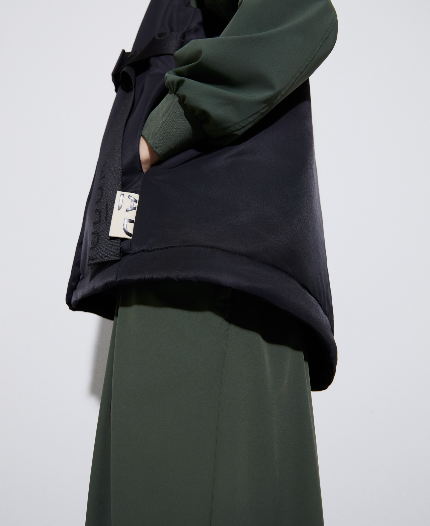 Chaleco con capucha desmontable en nylon image number 4