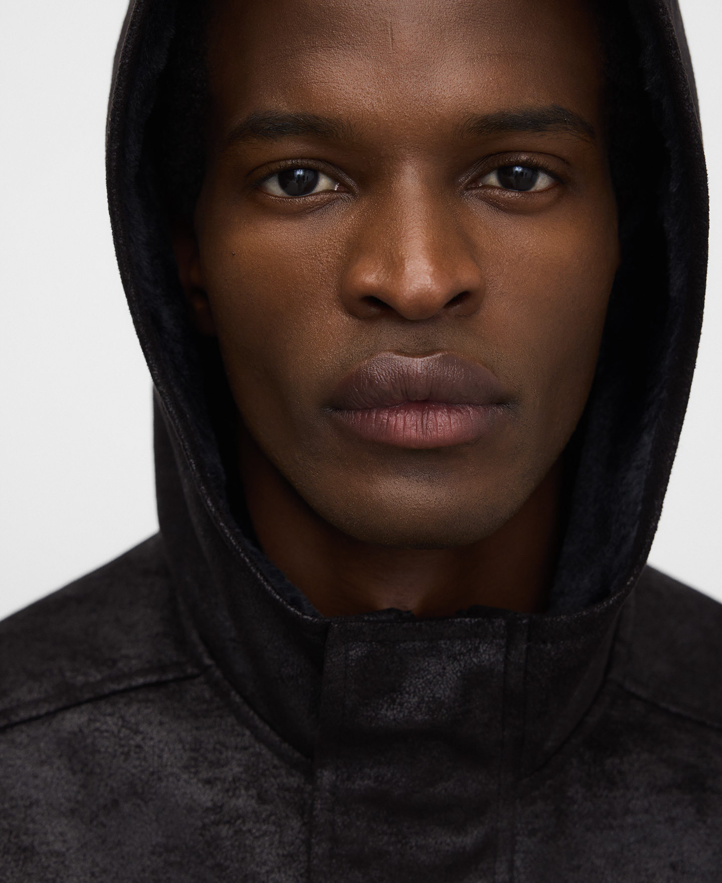 Abrigo Piel No Piel con capucha image number 4