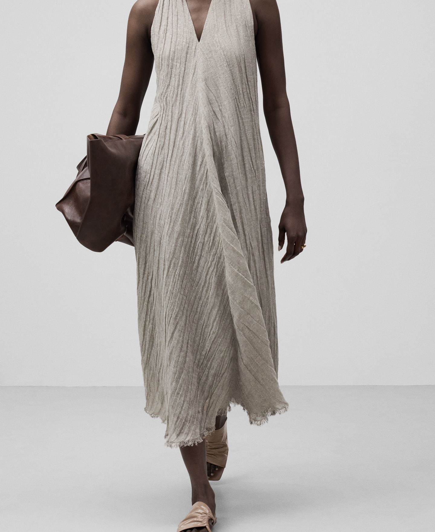 Vestido largo lino escote pico mujer image number 0