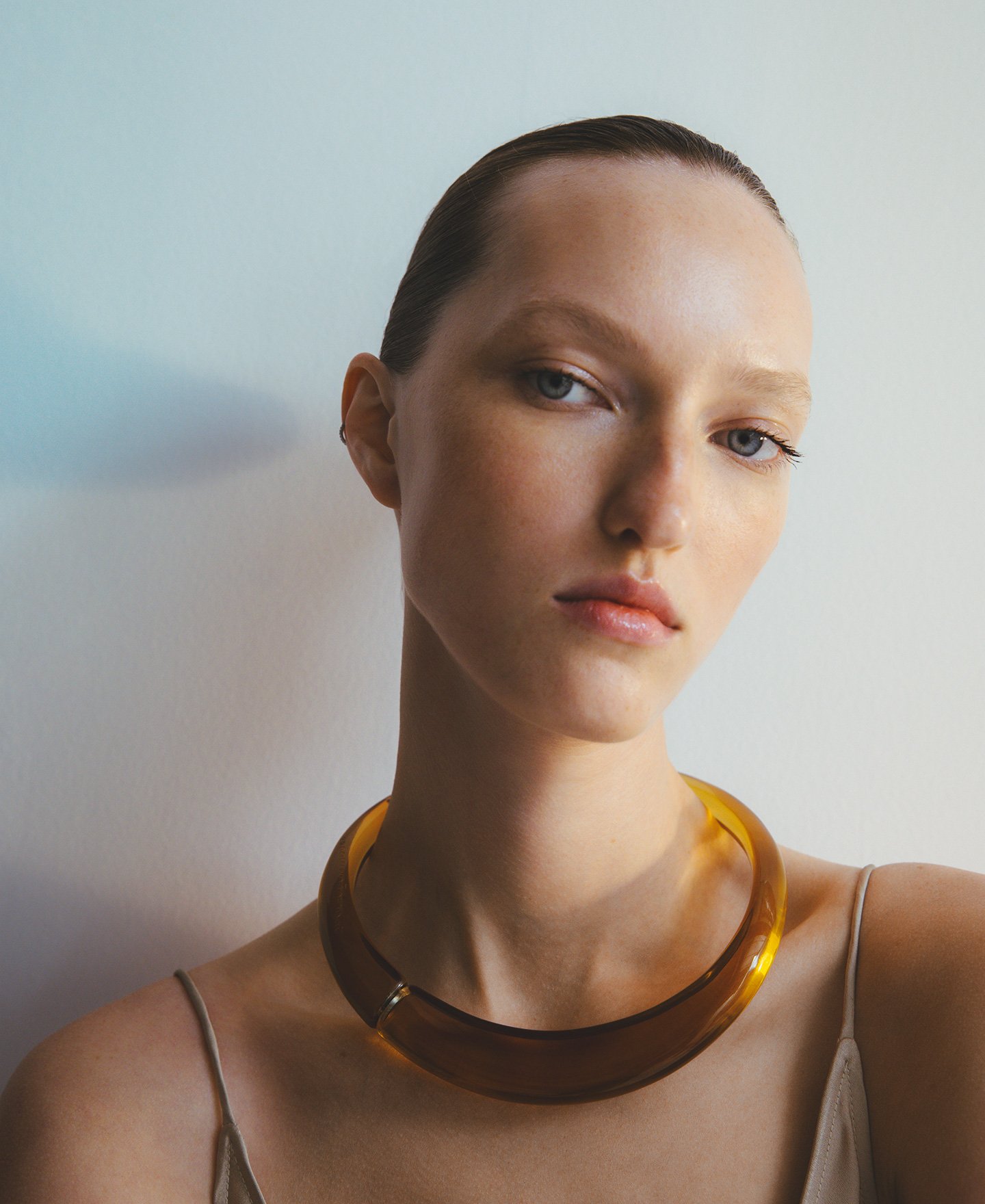 Rigid translucent resin choker woman image number 3