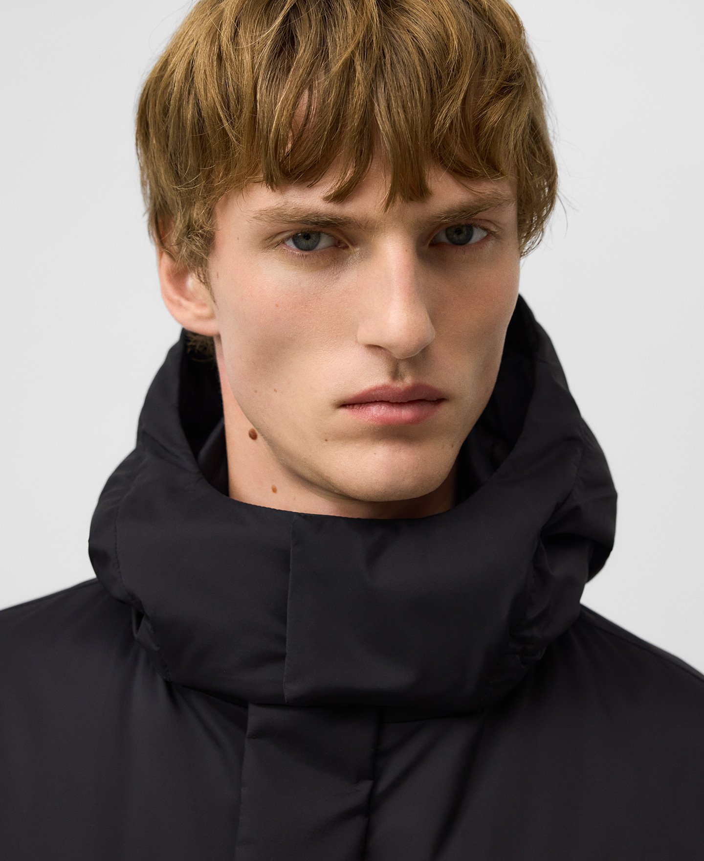 Parka larga con capucha hombre image number 3