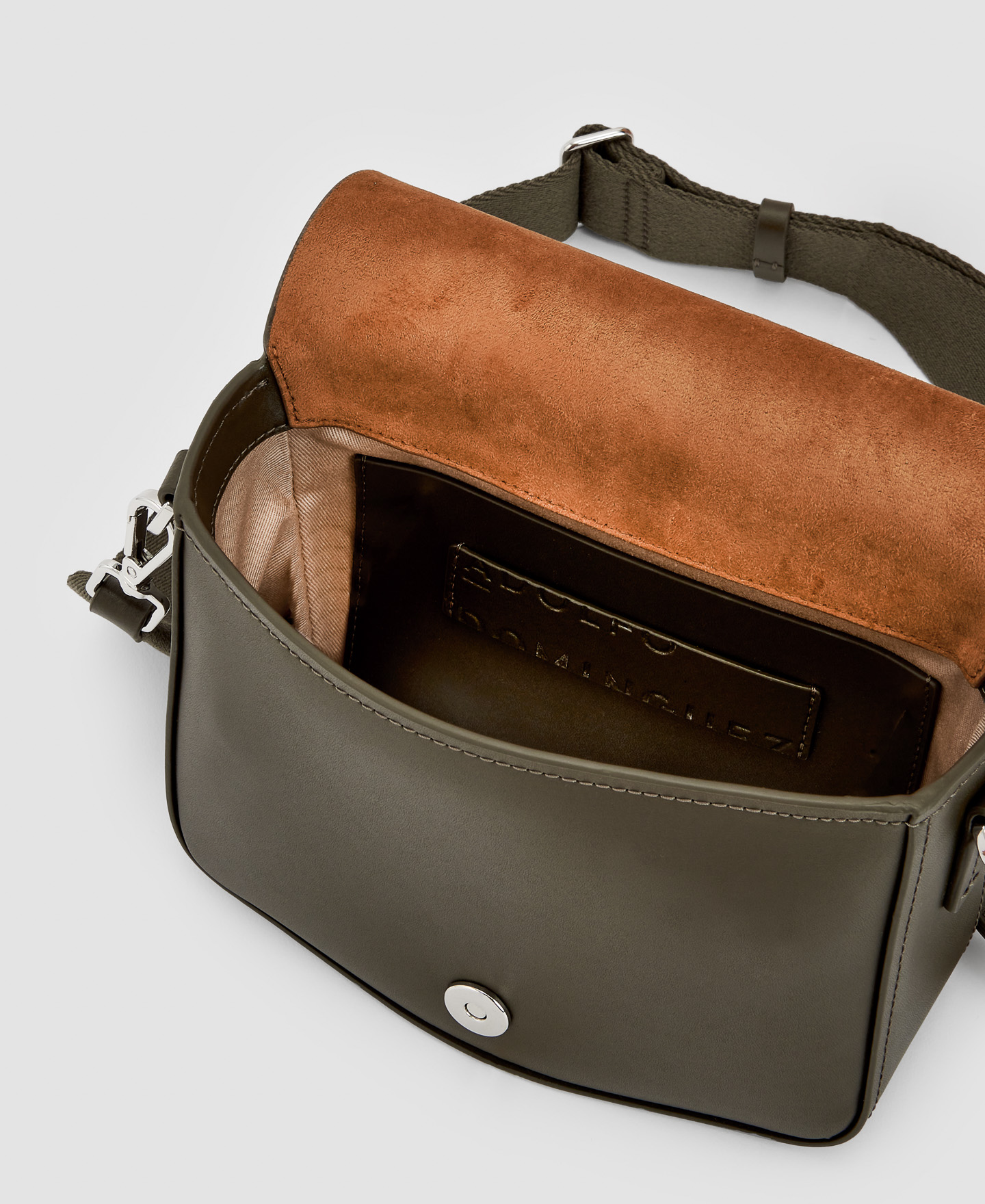 Bandolera en piel responsable image number 3
