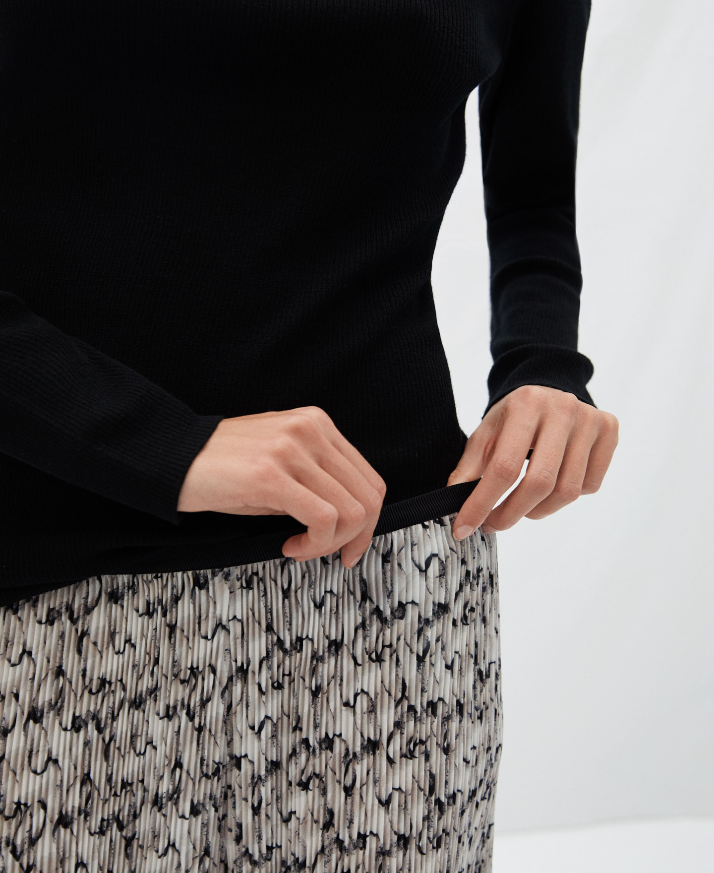 Crinkle printed trousers image number 3
