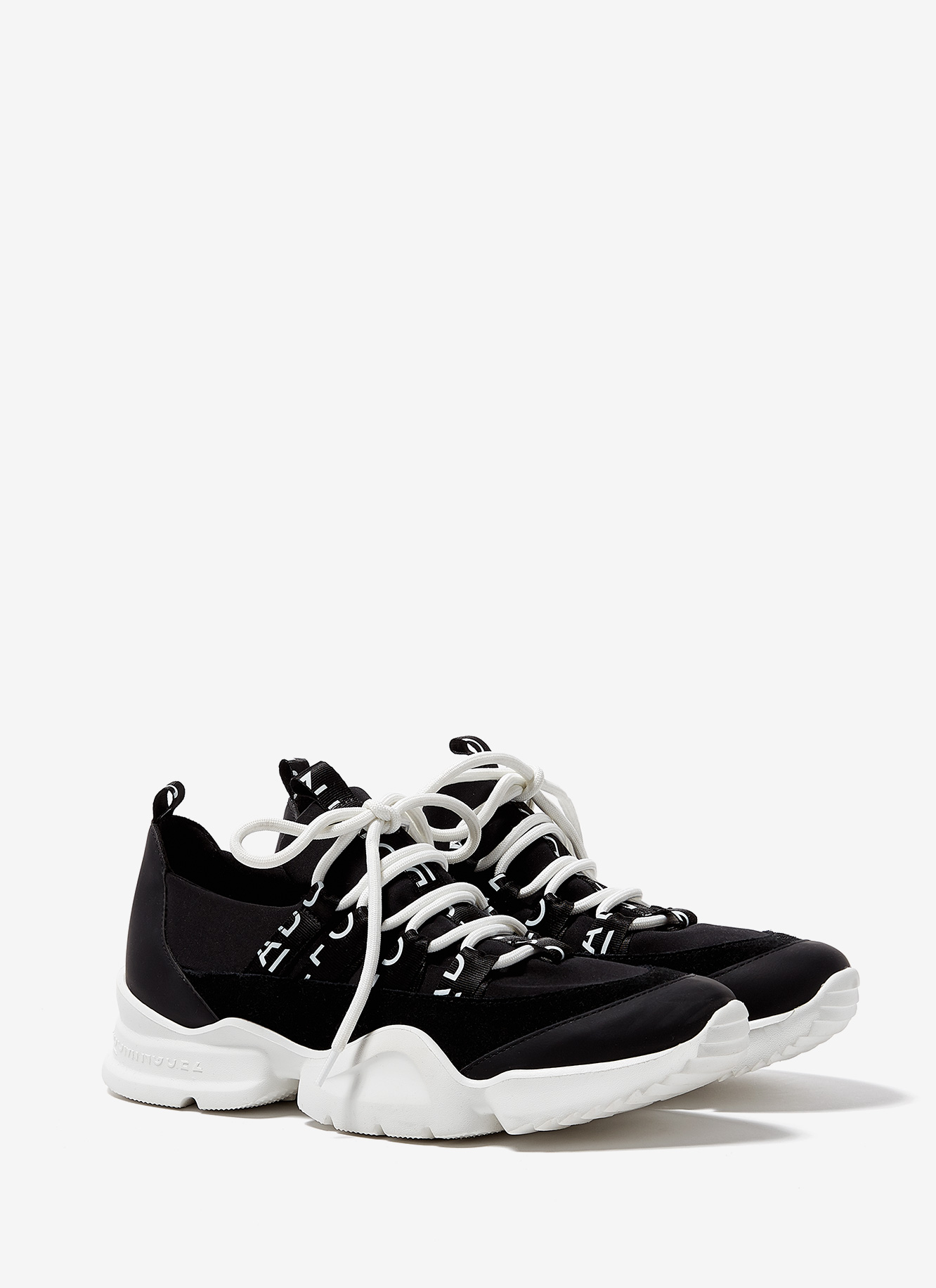 Zapatilla deportiva cintas logotipadas image number 1