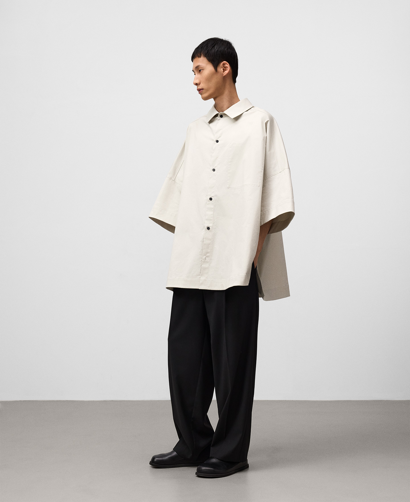 Camisa oversize algodón gris hombre image number 1