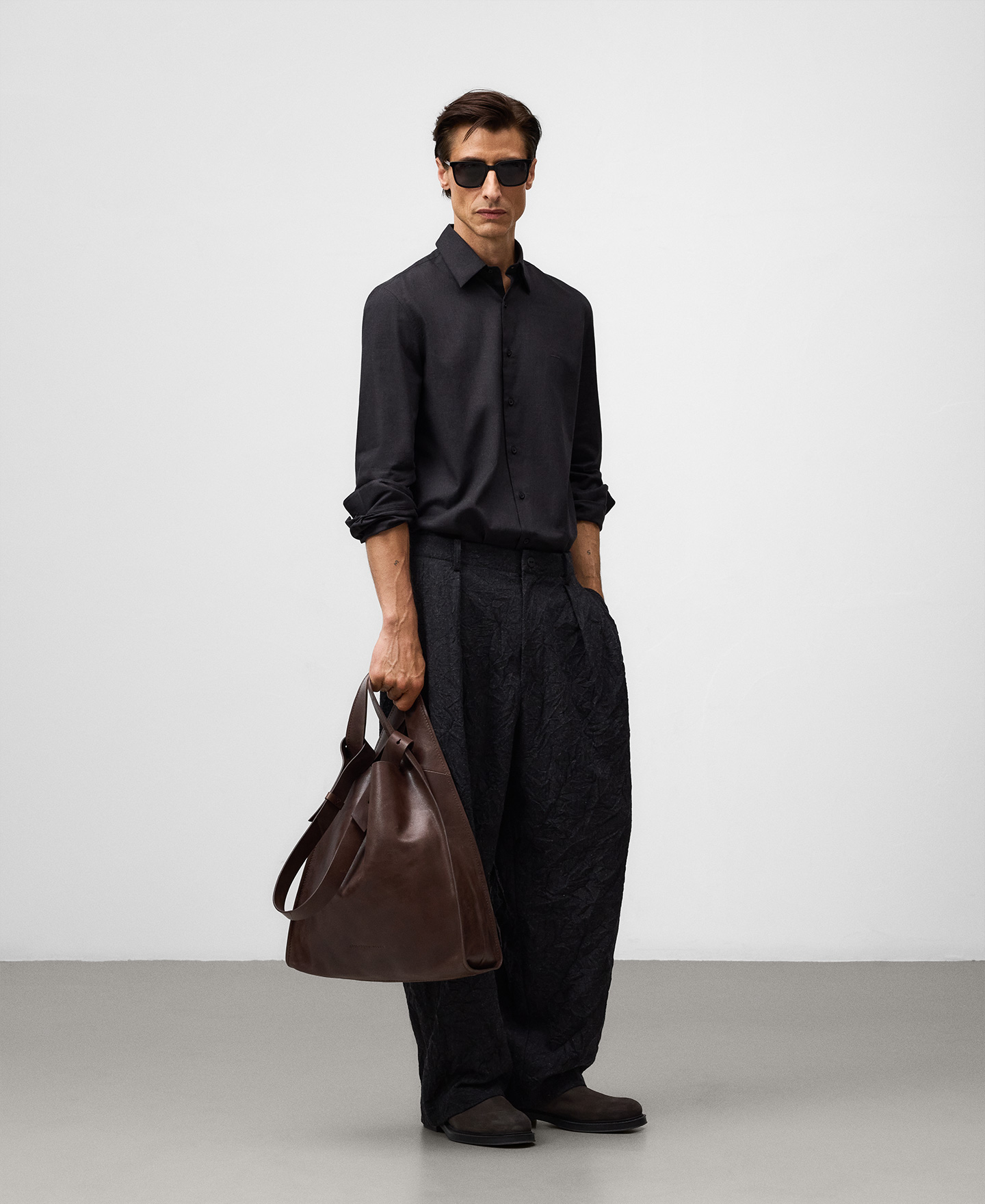 Shopper piel marrón hombre image number 4