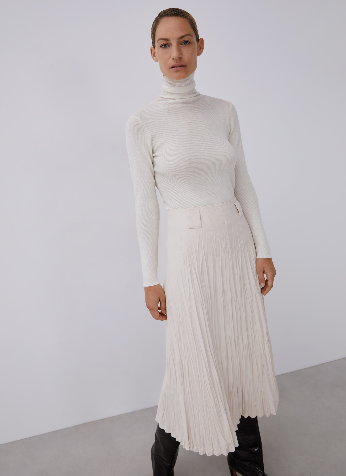 Wrinkled suedette midi skirt image number 4