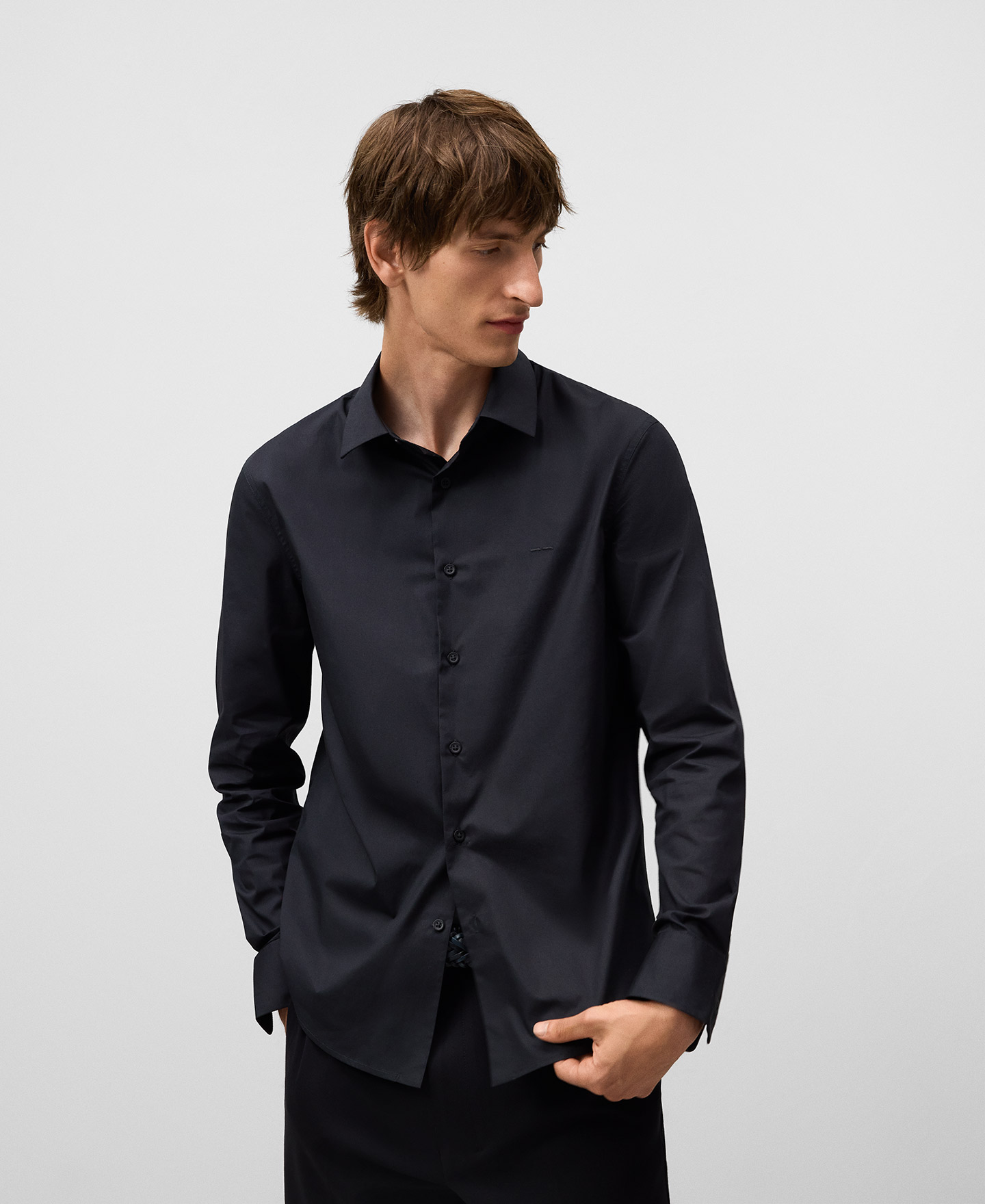Camisa slim fit com gola de lapela para homem image number 0