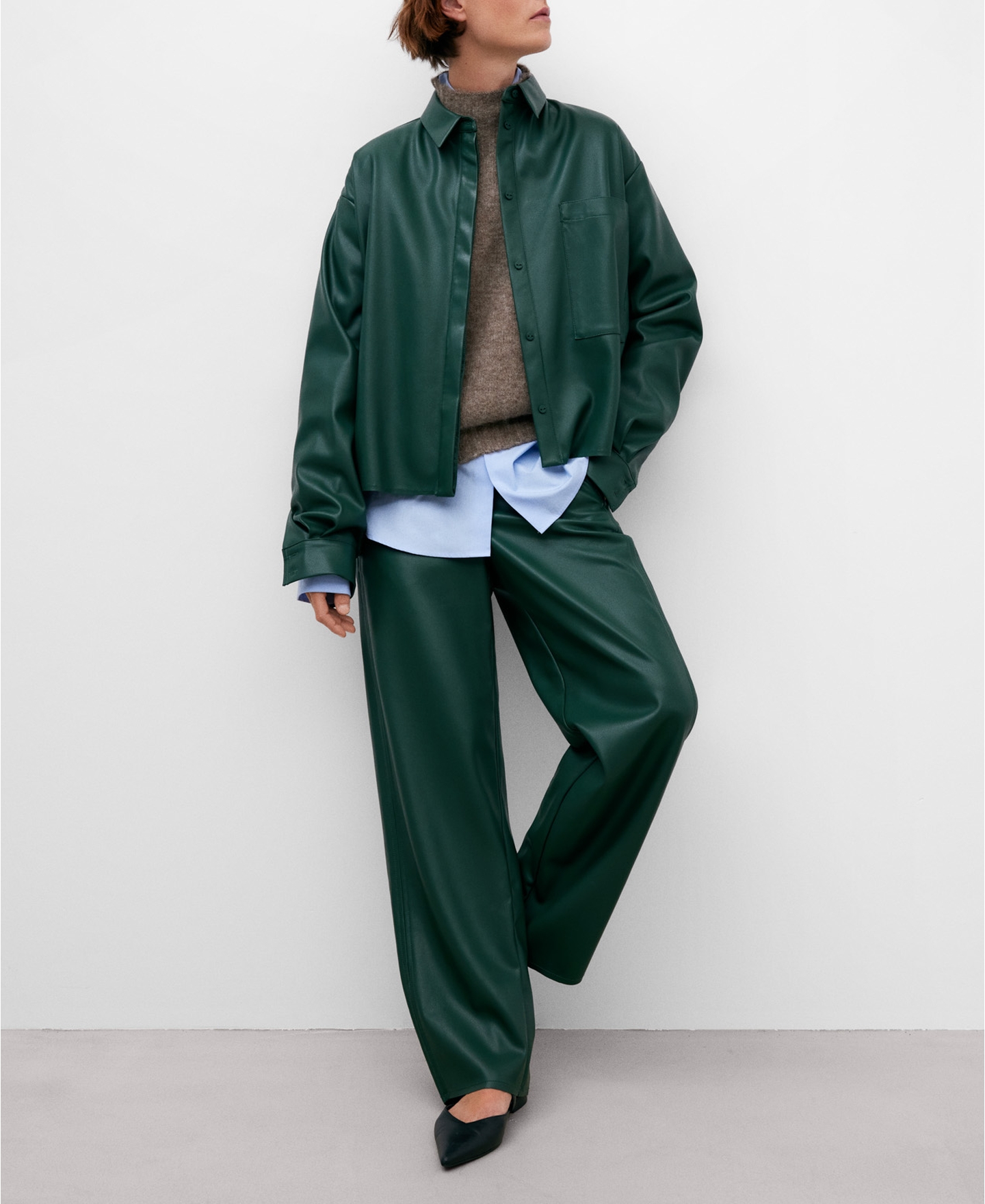 Pantalón recto textura piel mujer image number 1