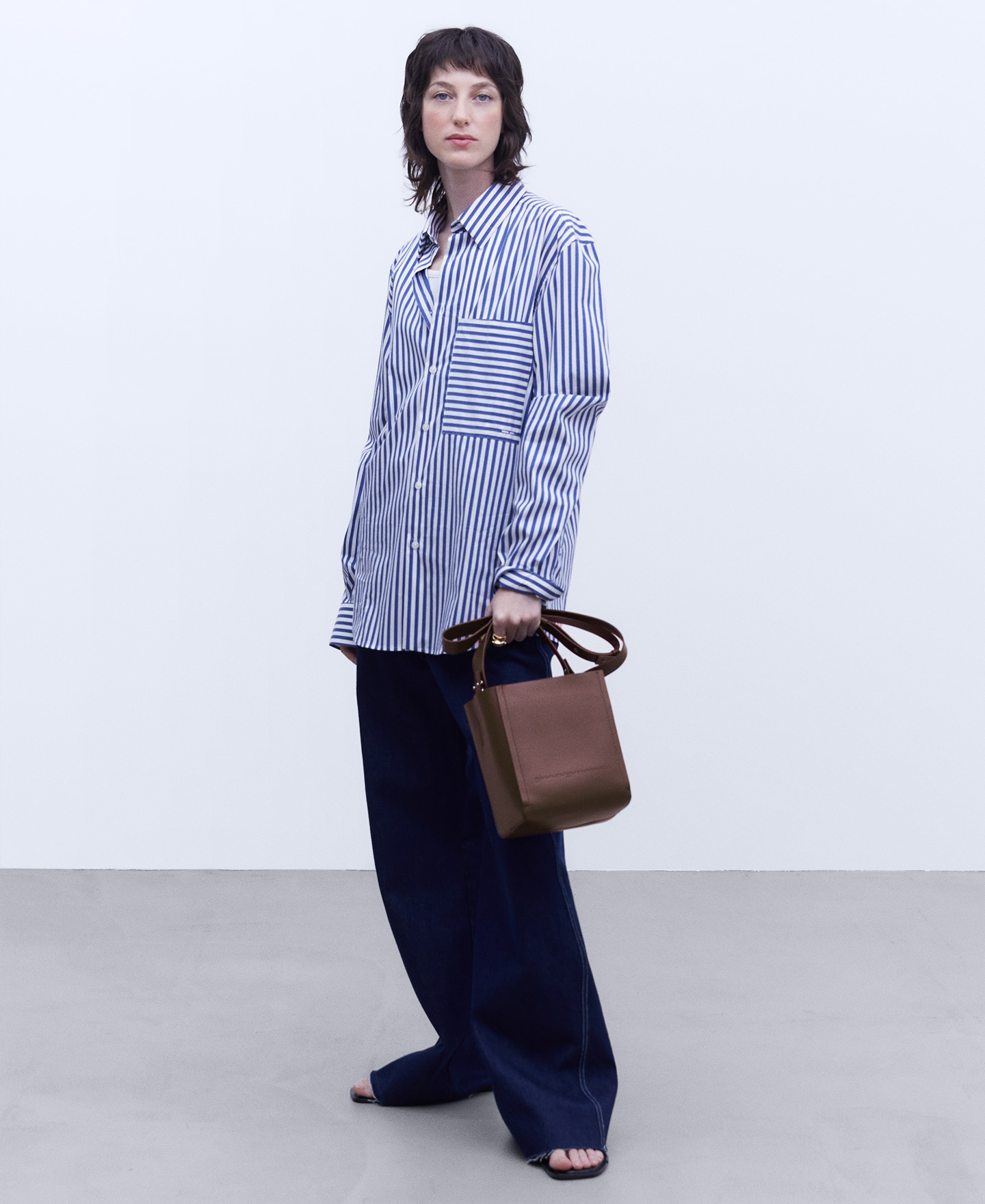 Bolso cubo Made in Spain en piel image number 4