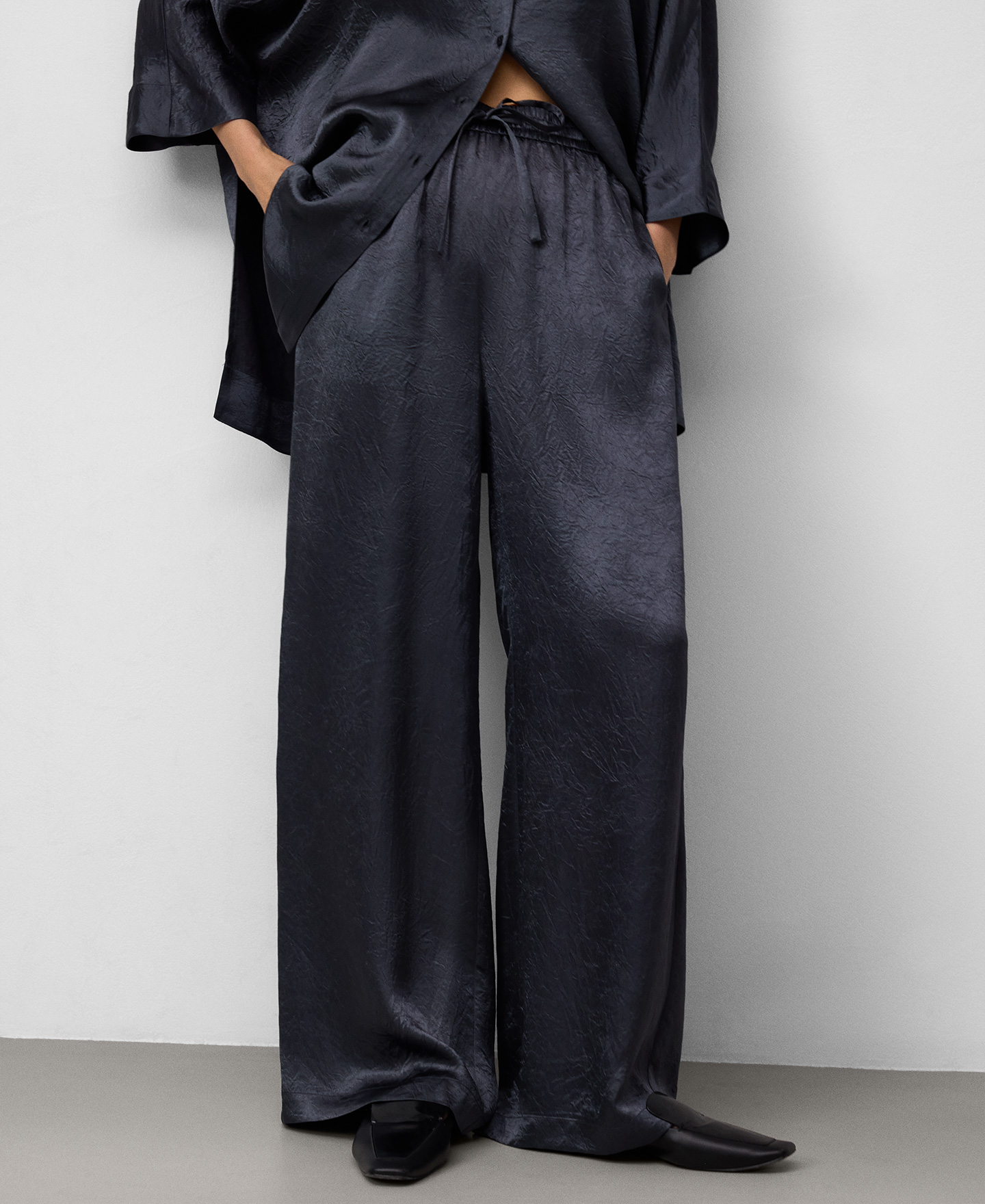 Camisa oversize acetinada para mulher image number 4